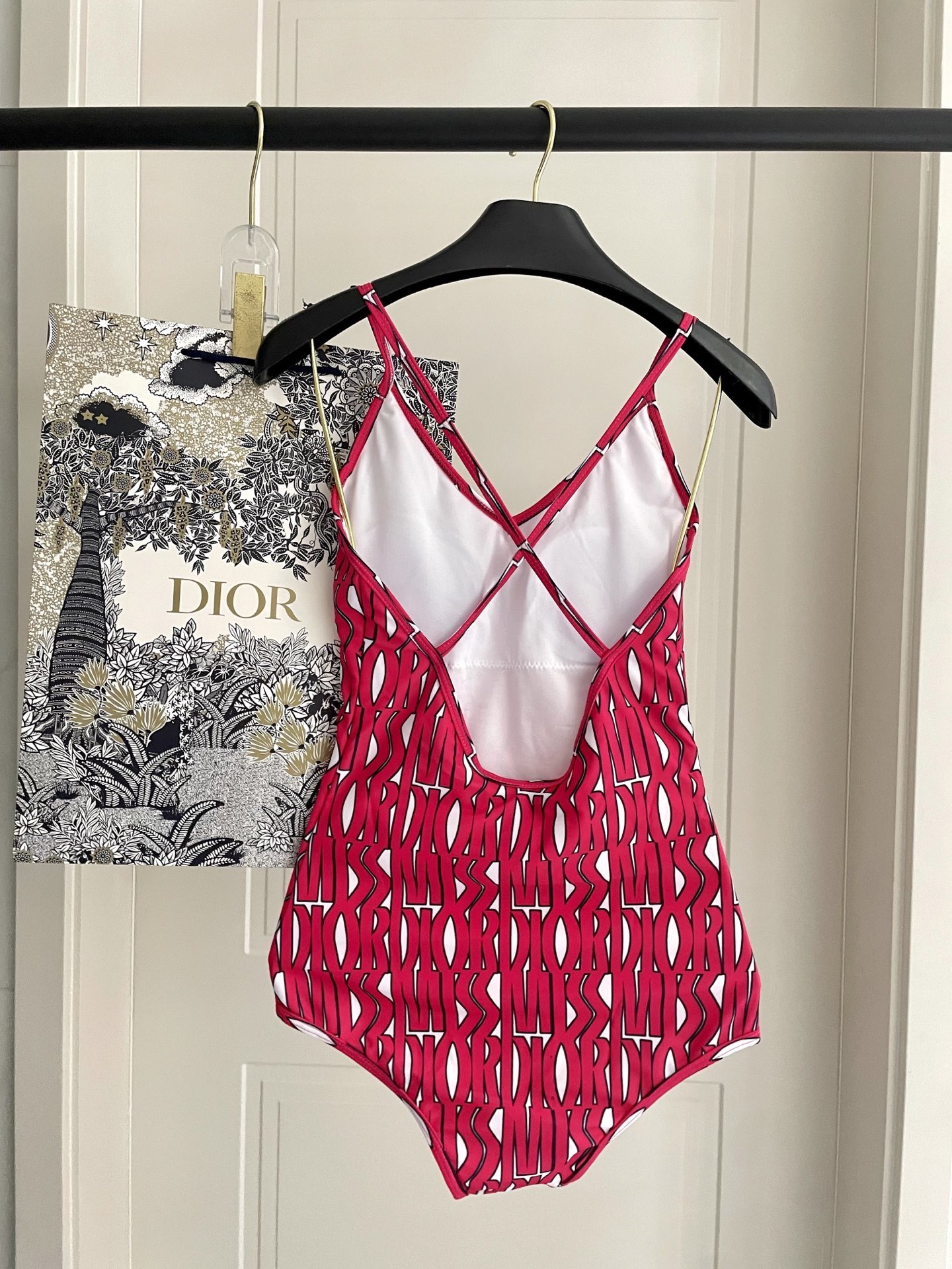 迪奥新款连体 时尚潮流款 😍🥰适合多种场景的游泳衣🏊‍♀️海边 游泳池 温泉 水上乐园 漂流都可以😌内搭