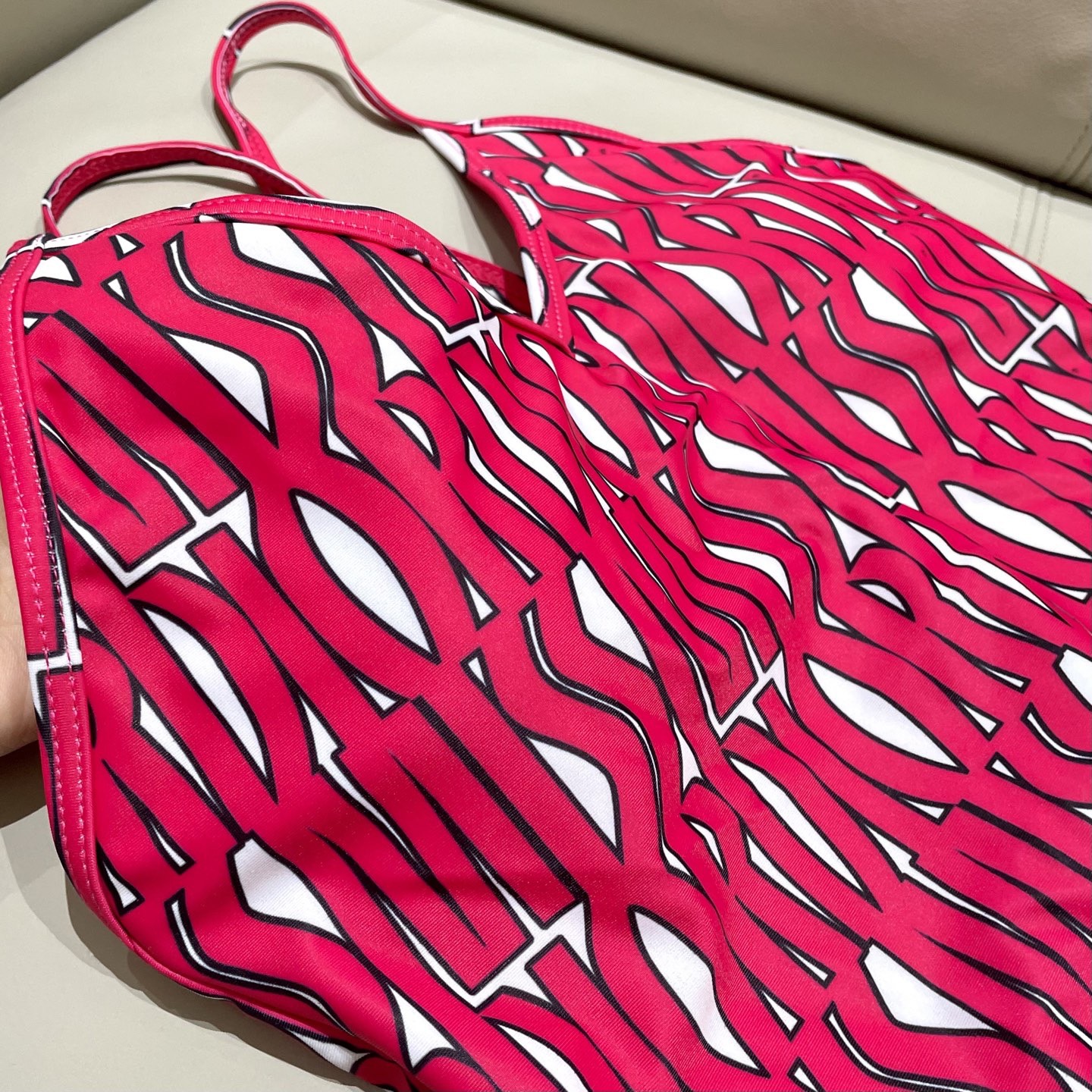 迪奥新款连体 时尚潮流款 😍🥰适合多种场景的游泳衣🏊‍♀️海边 游泳池 温泉 水上乐园 漂流都可以😌内搭