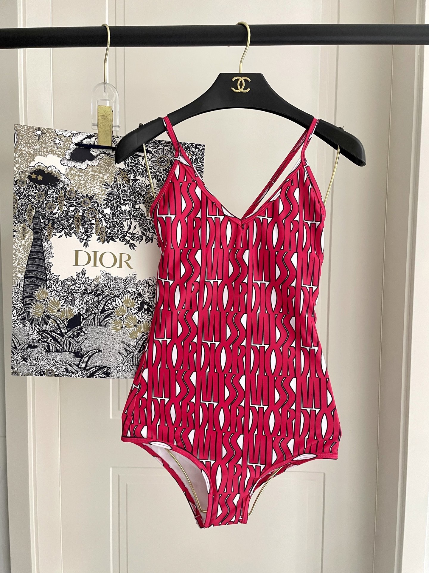迪奥新款连体 时尚潮流款 😍🥰适合多种场景的游泳衣🏊‍♀️海边 游泳池 温泉 水上乐园 漂流都可以😌内搭