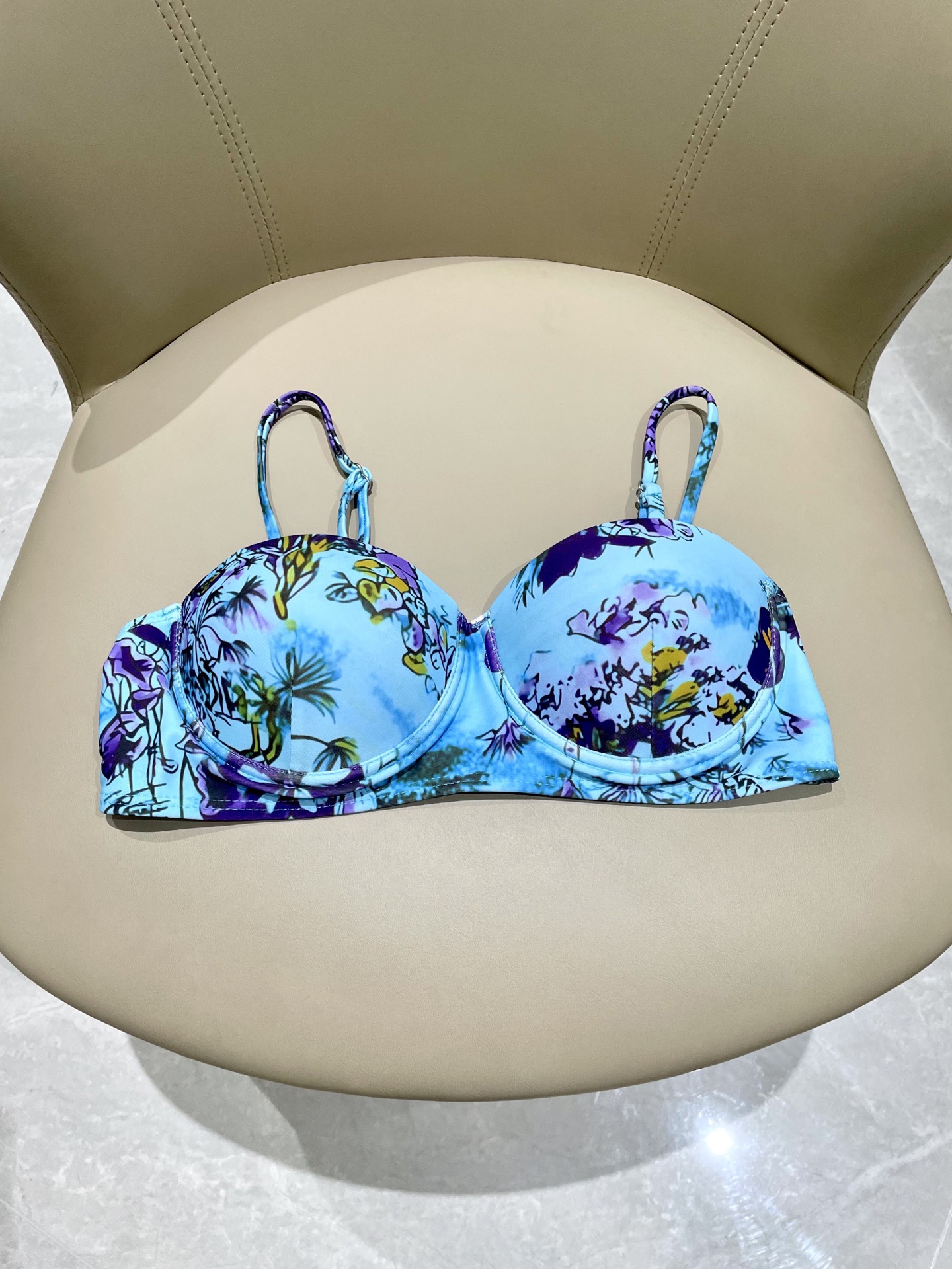 Dior字母新款连体式泳衣👙❤️😍🥰适合多种场景的游泳衣🏊‍♀️海边 游泳池 温泉 水上乐园 漂流都可以