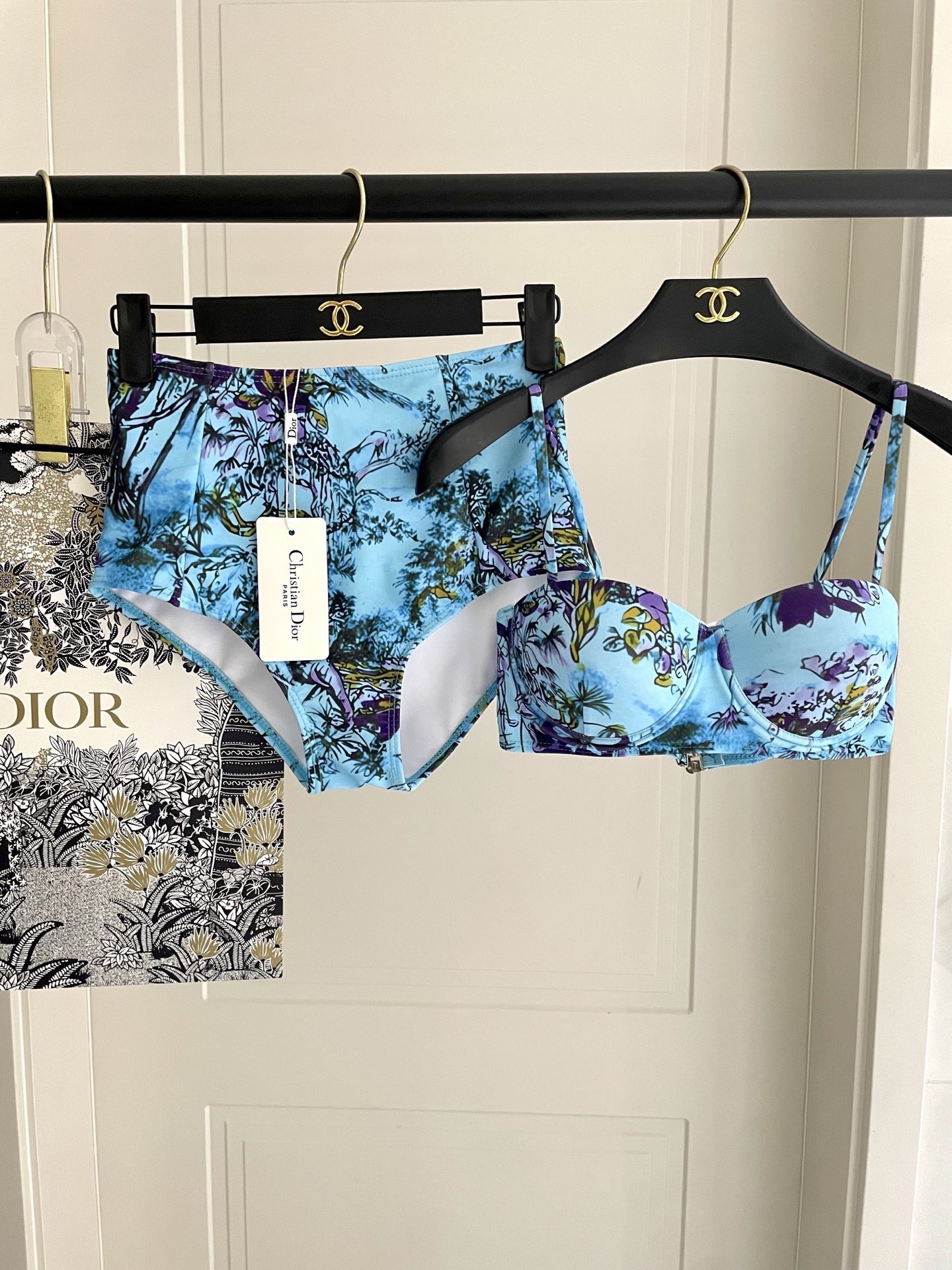 Dior字母新款连体式泳衣👙❤️😍🥰适合多种场景的游泳衣🏊‍♀️海边 游泳池 温泉 水上乐园 漂流都可以