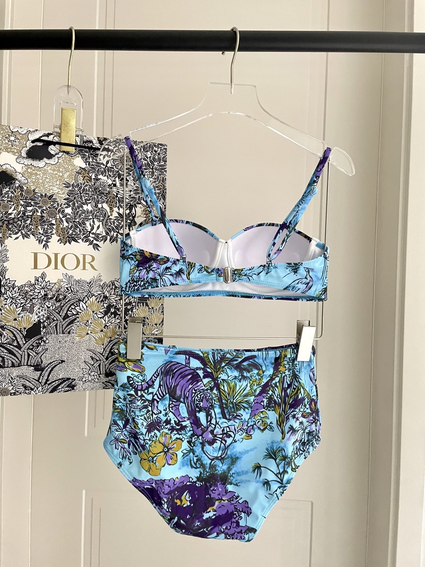 Dior字母新款连体式泳衣👙❤️😍🥰适合多种场景的游泳衣🏊‍♀️海边 游泳池 温泉 水上乐园 漂流都可以