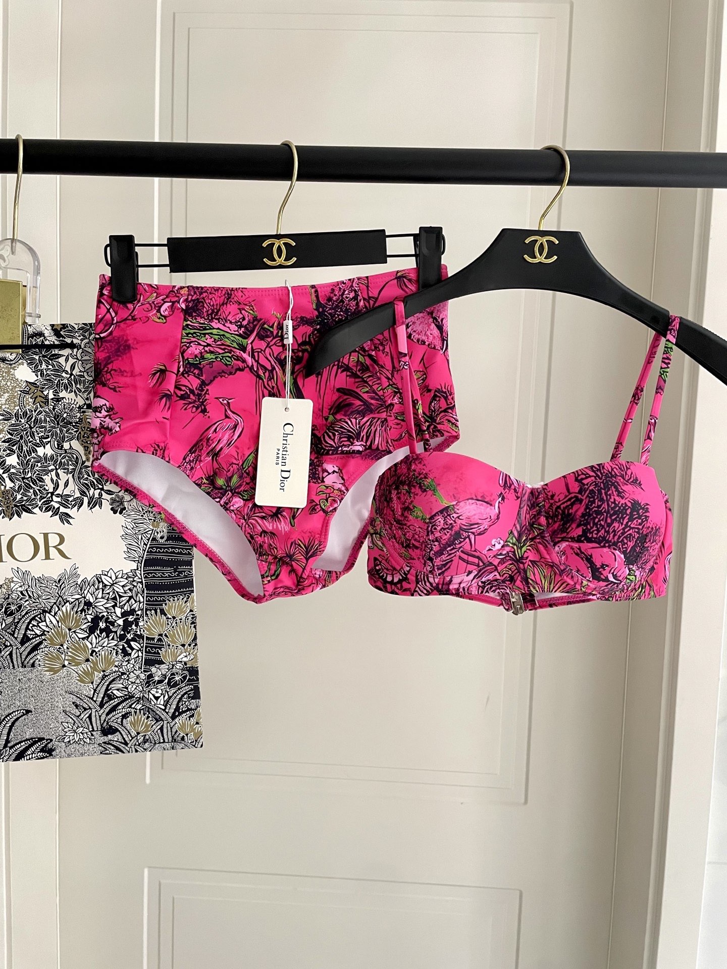 Dior字母新款连体式泳衣👙❤️😍🥰适合多种场景的游泳衣🏊‍♀️海边 游泳池 温泉 水上乐园 漂流都可以