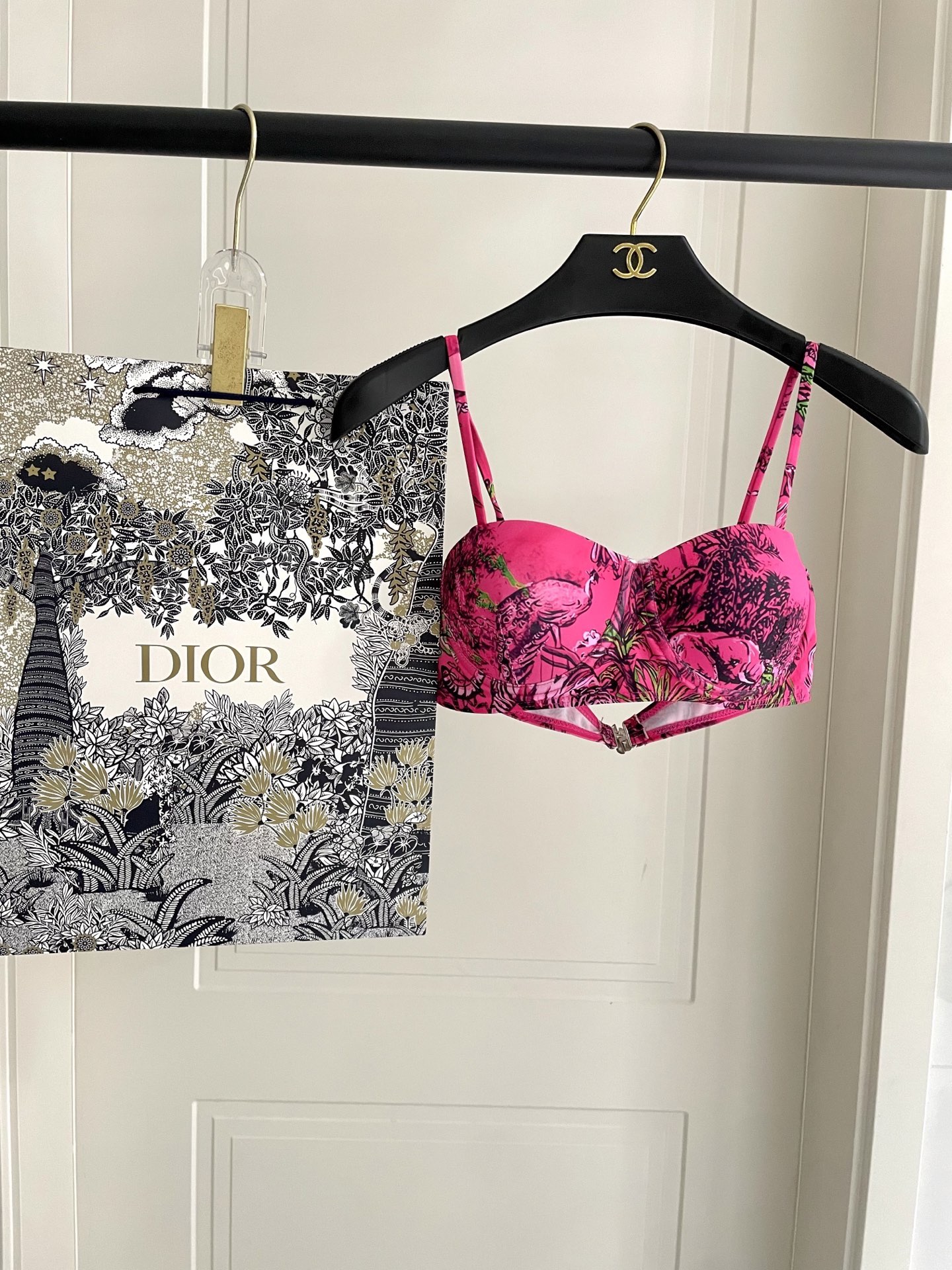 Dior字母新款连体式泳衣👙❤️😍🥰适合多种场景的游泳衣🏊‍♀️海边 游泳池 温泉 水上乐园 漂流都可以