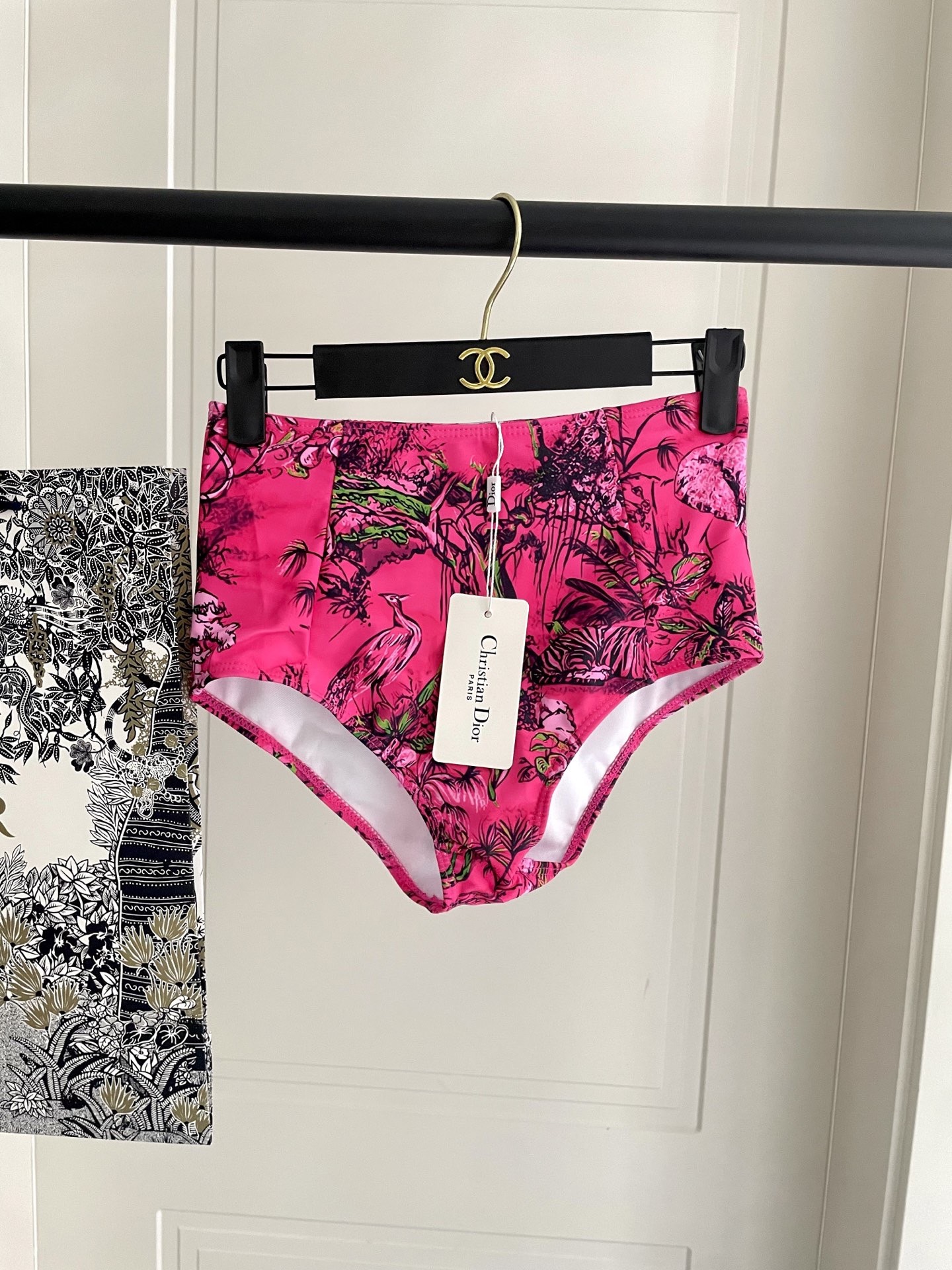 Dior字母新款连体式泳衣👙❤️😍🥰适合多种场景的游泳衣🏊‍♀️海边 游泳池 温泉 水上乐园 漂流都可以