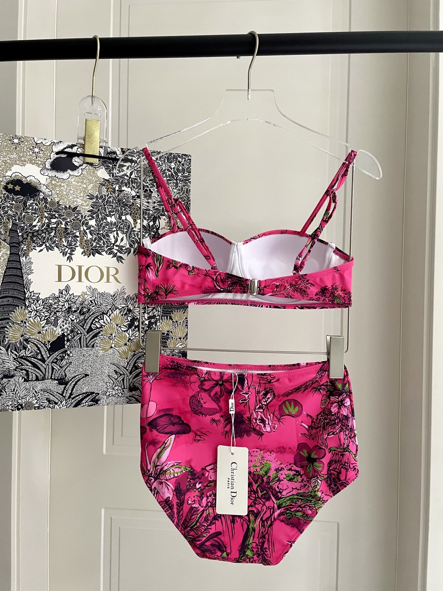 Dior字母新款连体式泳衣👙❤️😍🥰适合多种场景的游泳衣🏊‍♀️海边 游泳池 温泉 水上乐园 漂流都可以