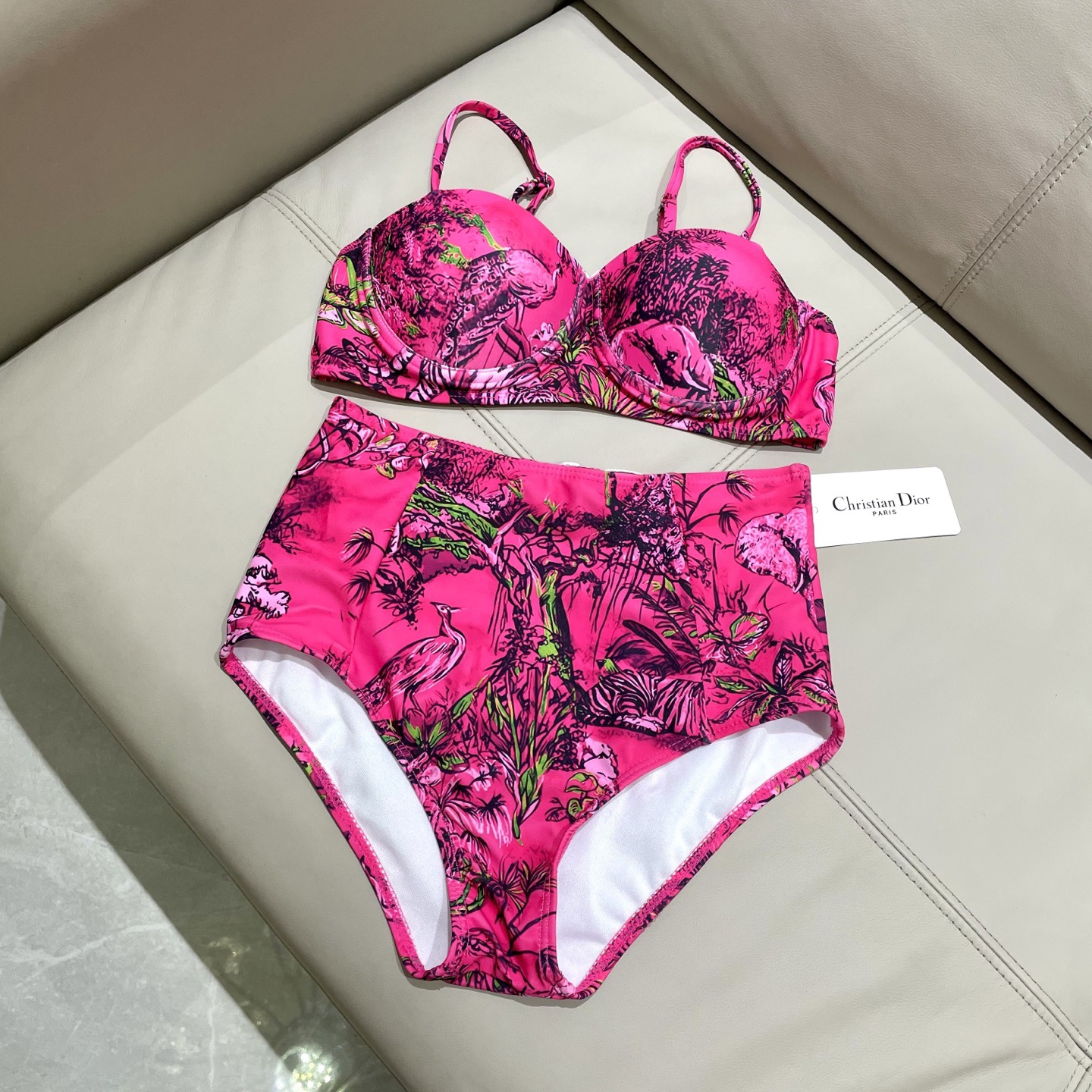 Dior字母新款连体式泳衣👙❤️😍🥰适合多种场景的游泳衣🏊‍♀️海边 游泳池 温泉 水上乐园 漂流都可以