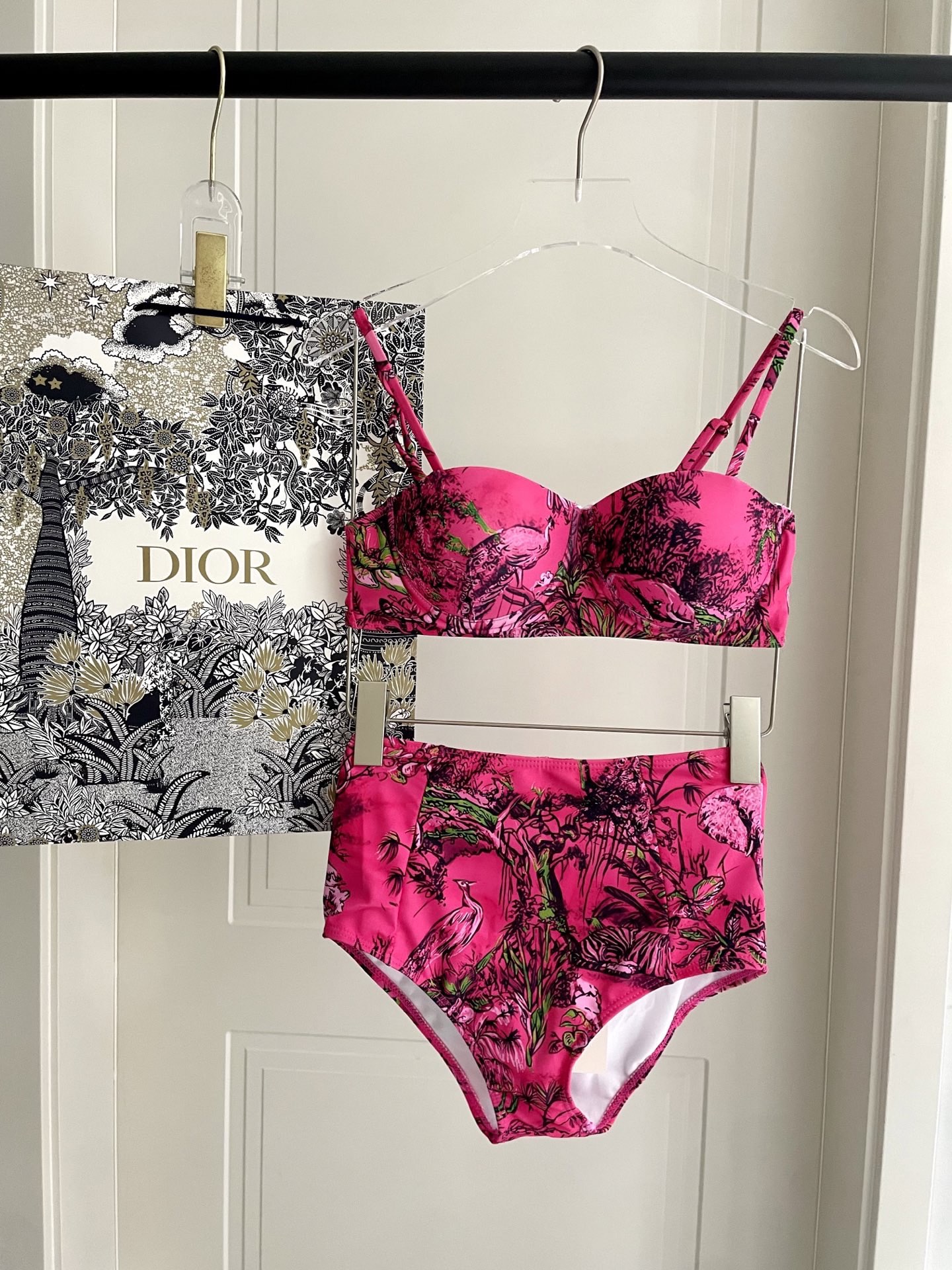 Dior字母新款连体式泳衣👙❤️😍🥰适合多种场景的游泳衣🏊‍♀️海边 游泳池 温泉 水上乐园 漂流都可以