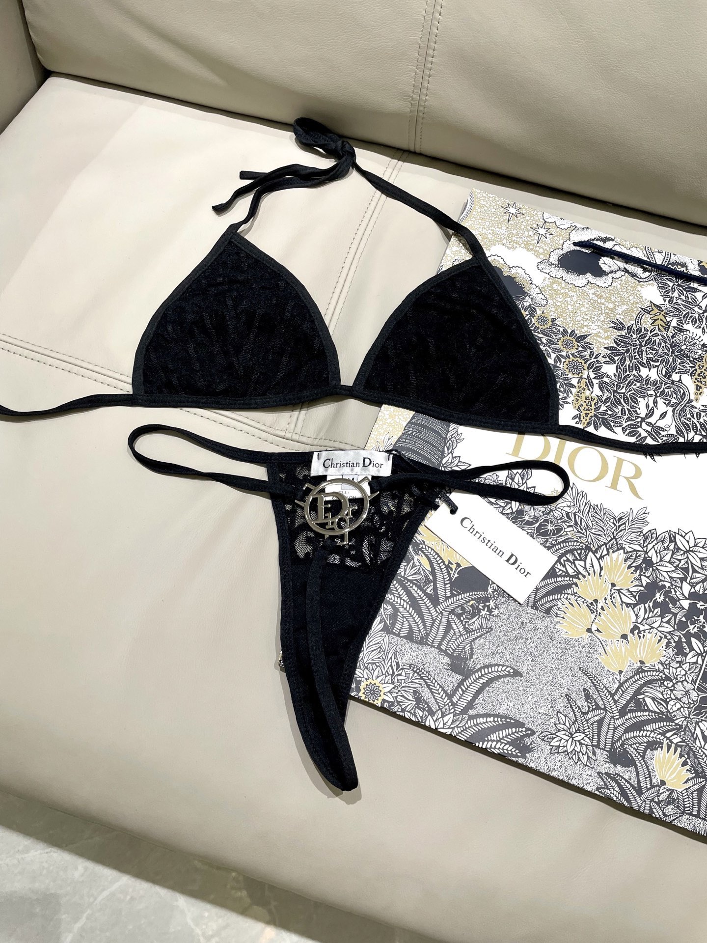 Dior分体比基尼👙丁字裤 🛒🆕 🆕🆕夏天🧊快到啦，这件泳衣太绝了，上身超A，又纯又欲🛍非常高级，泳衣外