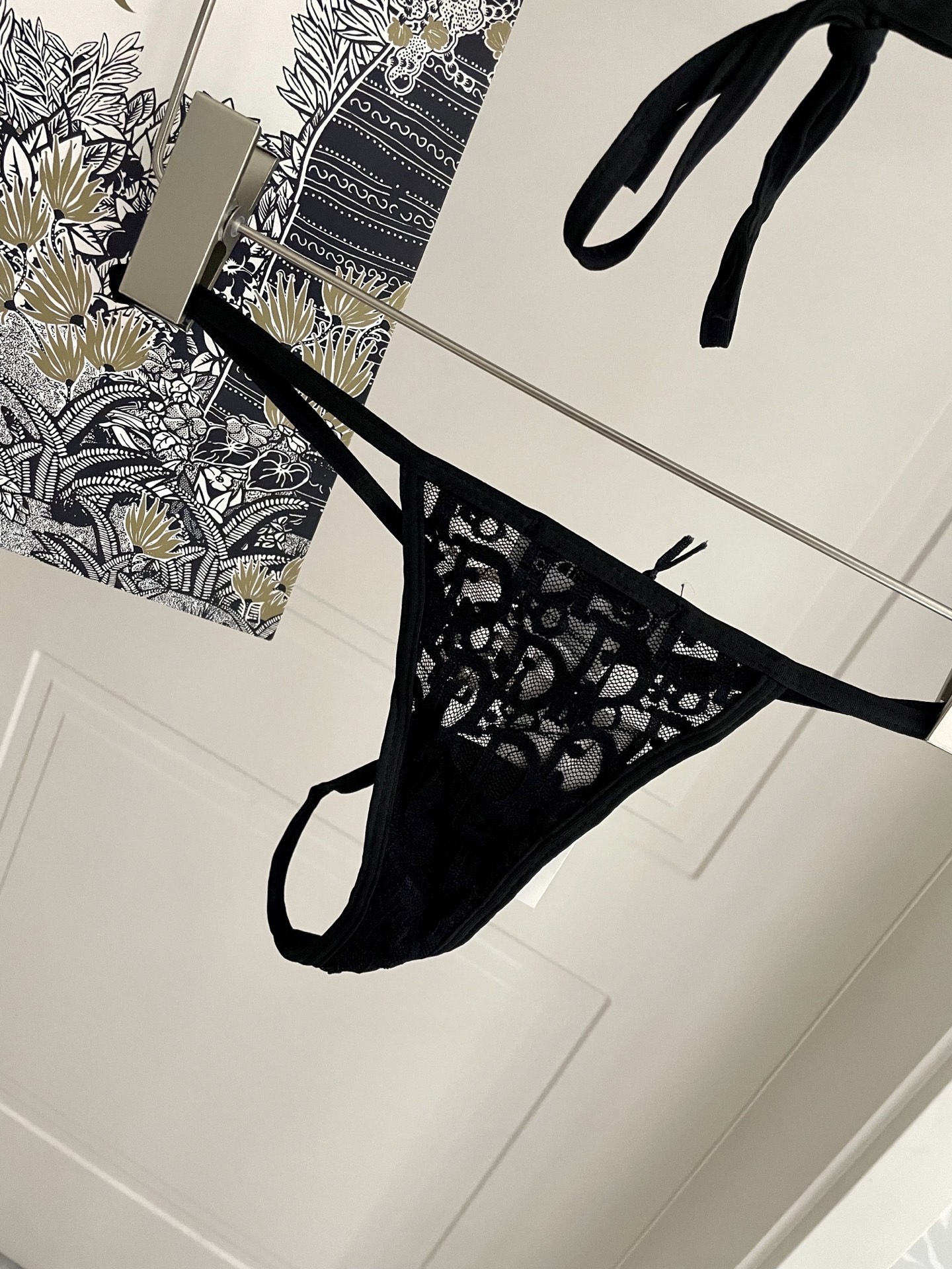 Dior分体比基尼👙丁字裤 🛒🆕 🆕🆕夏天🧊快到啦，这件泳衣太绝了，上身超A，又纯又欲🛍非常高级，泳衣外