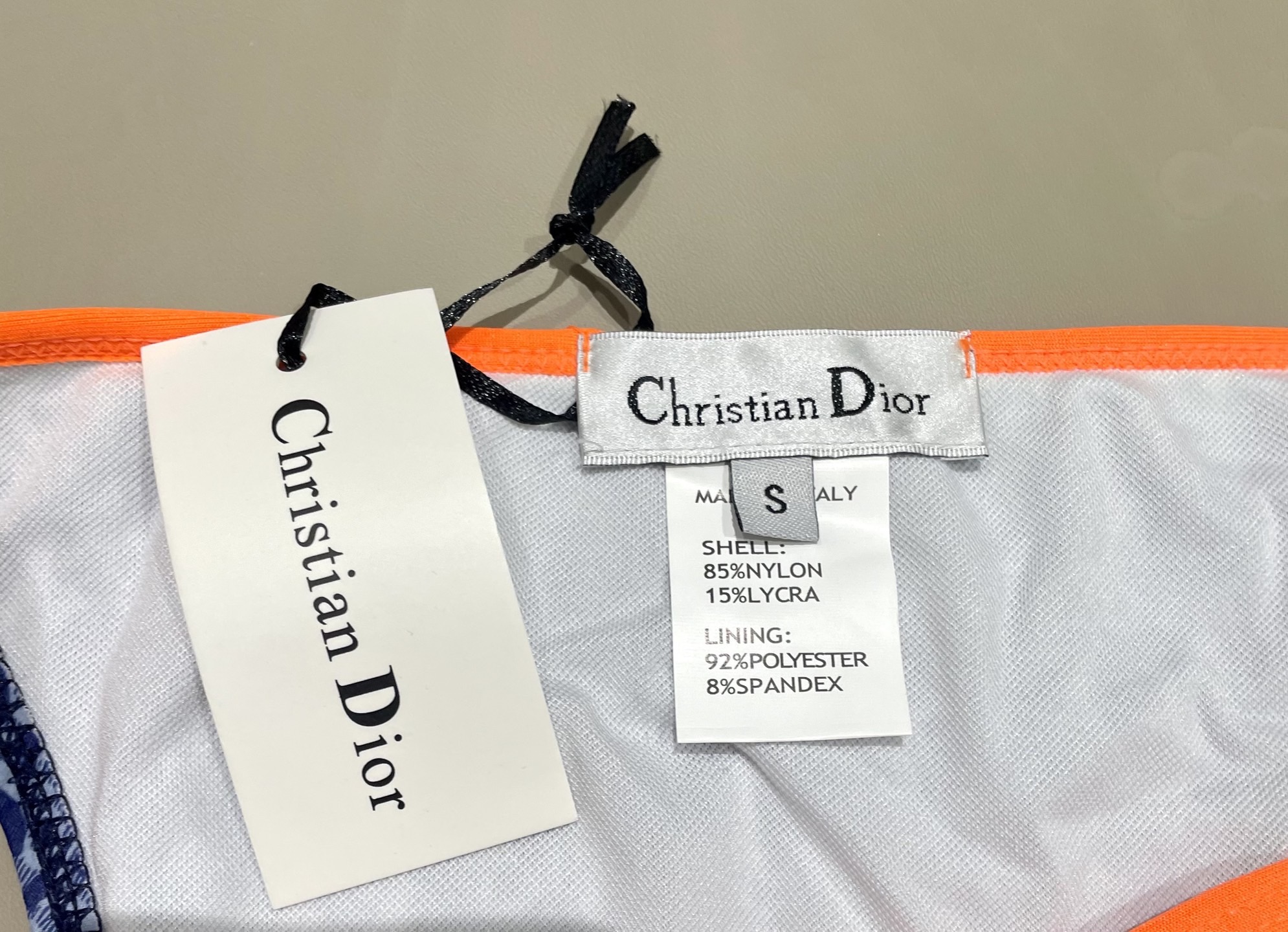 迪奥比基尼👙 上身超级棒！同步各大专柜发售，自然而然呈现时尚感！十分减龄，具有年轻活力。 码数：S M 