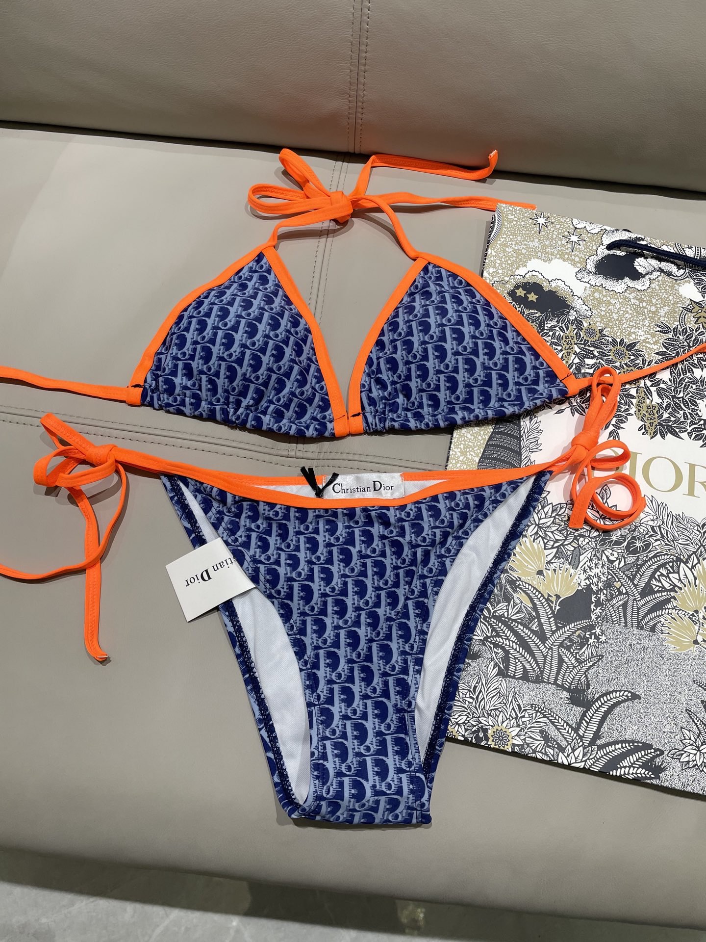 迪奥比基尼👙 上身超级棒！同步各大专柜发售，自然而然呈现时尚感！十分减龄，具有年轻活力。 码数：S M 