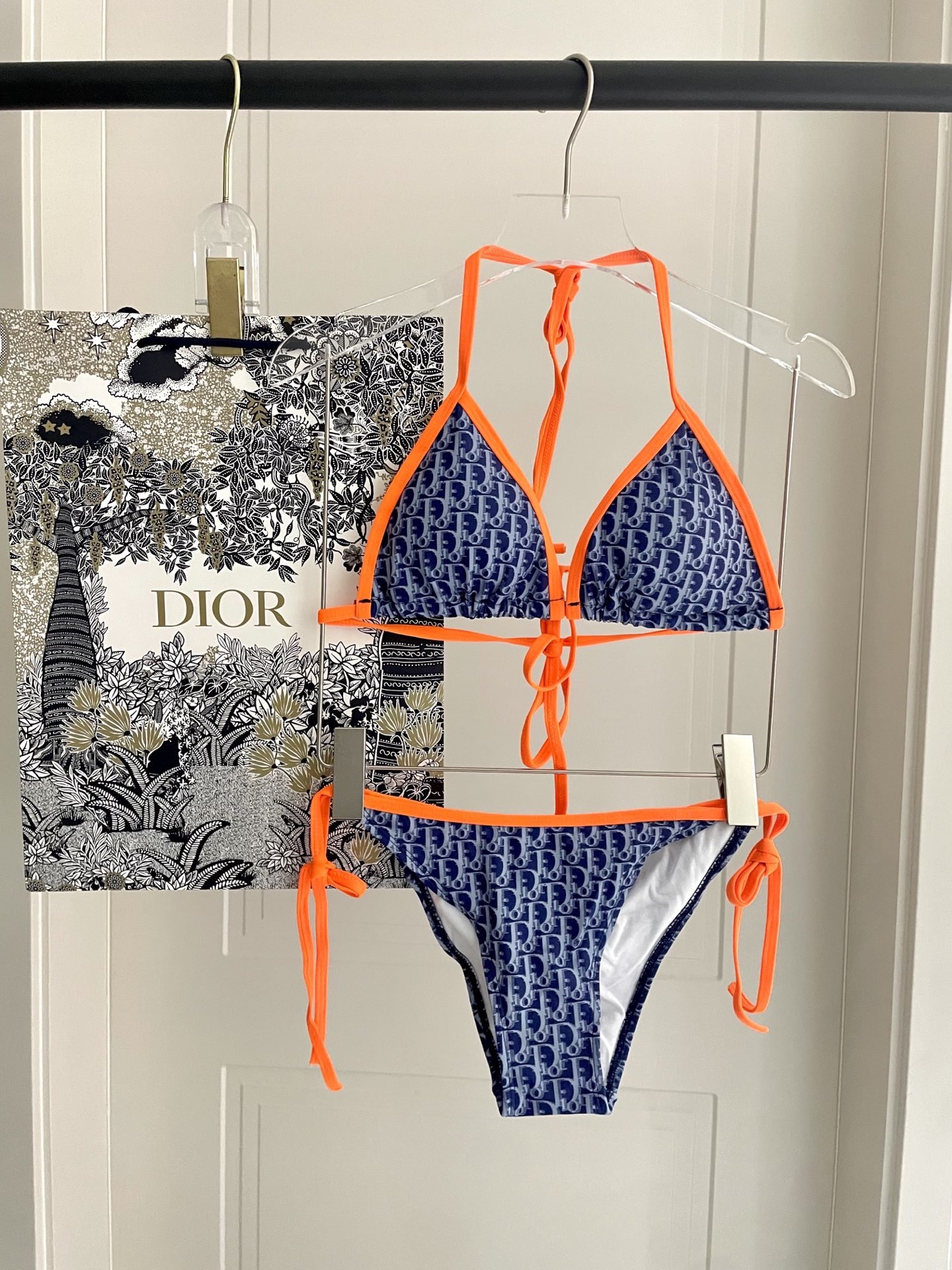 迪奥比基尼👙 上身超级棒！同步各大专柜发售，自然而然呈现时尚感！十分减龄，具有年轻活力。 码数：S M 