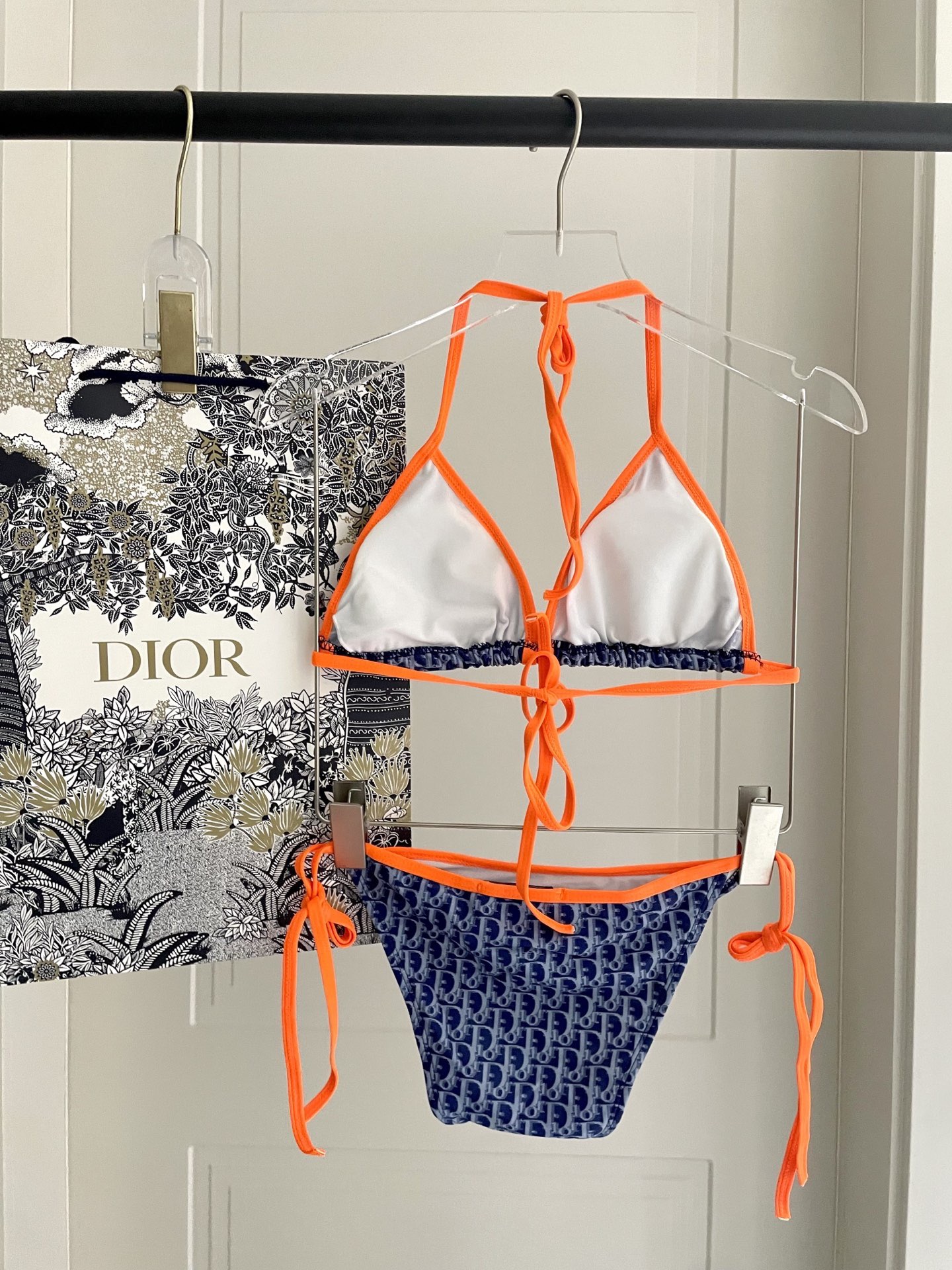 迪奥比基尼👙 上身超级棒！同步各大专柜发售，自然而然呈现时尚感！十分减龄，具有年轻活力。 码数：S M 