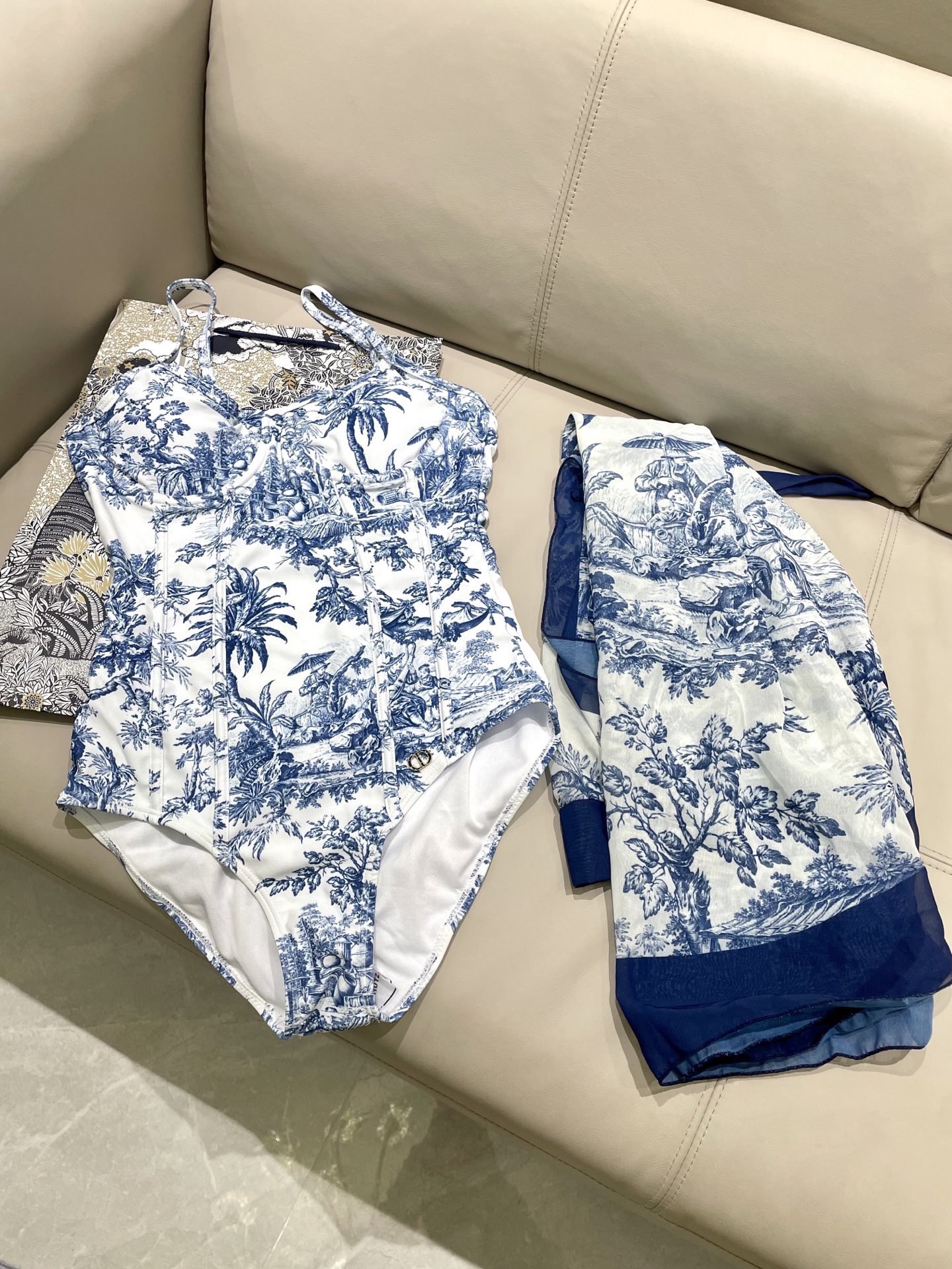 迪奥新款泳衣2件套 😍🥰适合多种场景的游泳衣🏊‍♀️海边 游泳池 温泉 水上乐园 漂流都可以😌内搭也完全