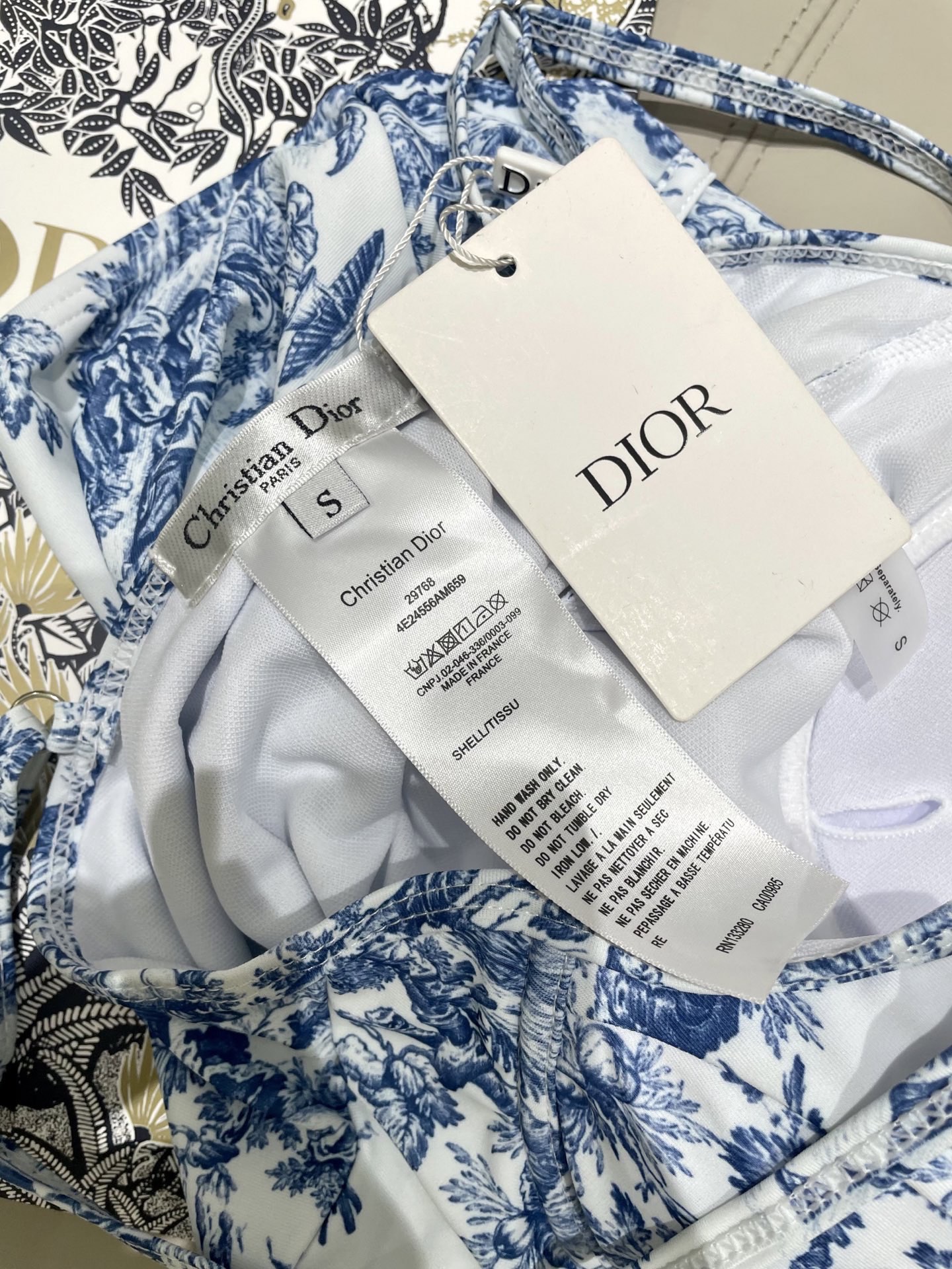 迪奥新款泳衣2件套 😍🥰适合多种场景的游泳衣🏊‍♀️海边 游泳池 温泉 水上乐园 漂流都可以😌内搭也完全