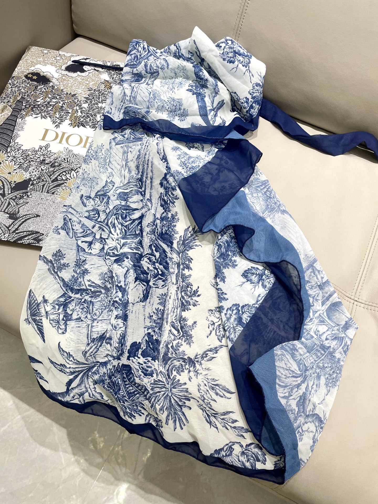 迪奥新款泳衣2件套 😍🥰适合多种场景的游泳衣🏊‍♀️海边 游泳池 温泉 水上乐园 漂流都可以😌内搭也完全