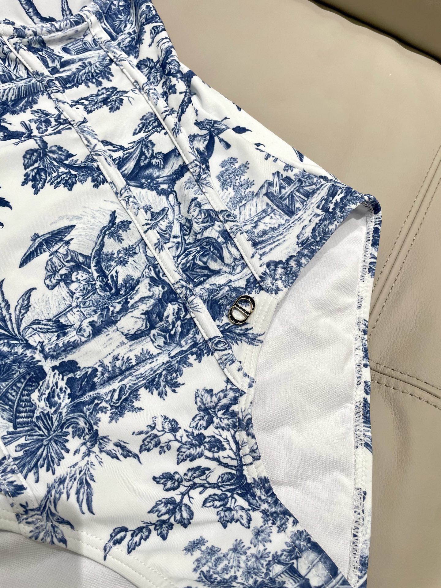 迪奥新款泳衣2件套 😍🥰适合多种场景的游泳衣🏊‍♀️海边 游泳池 温泉 水上乐园 漂流都可以😌内搭也完全