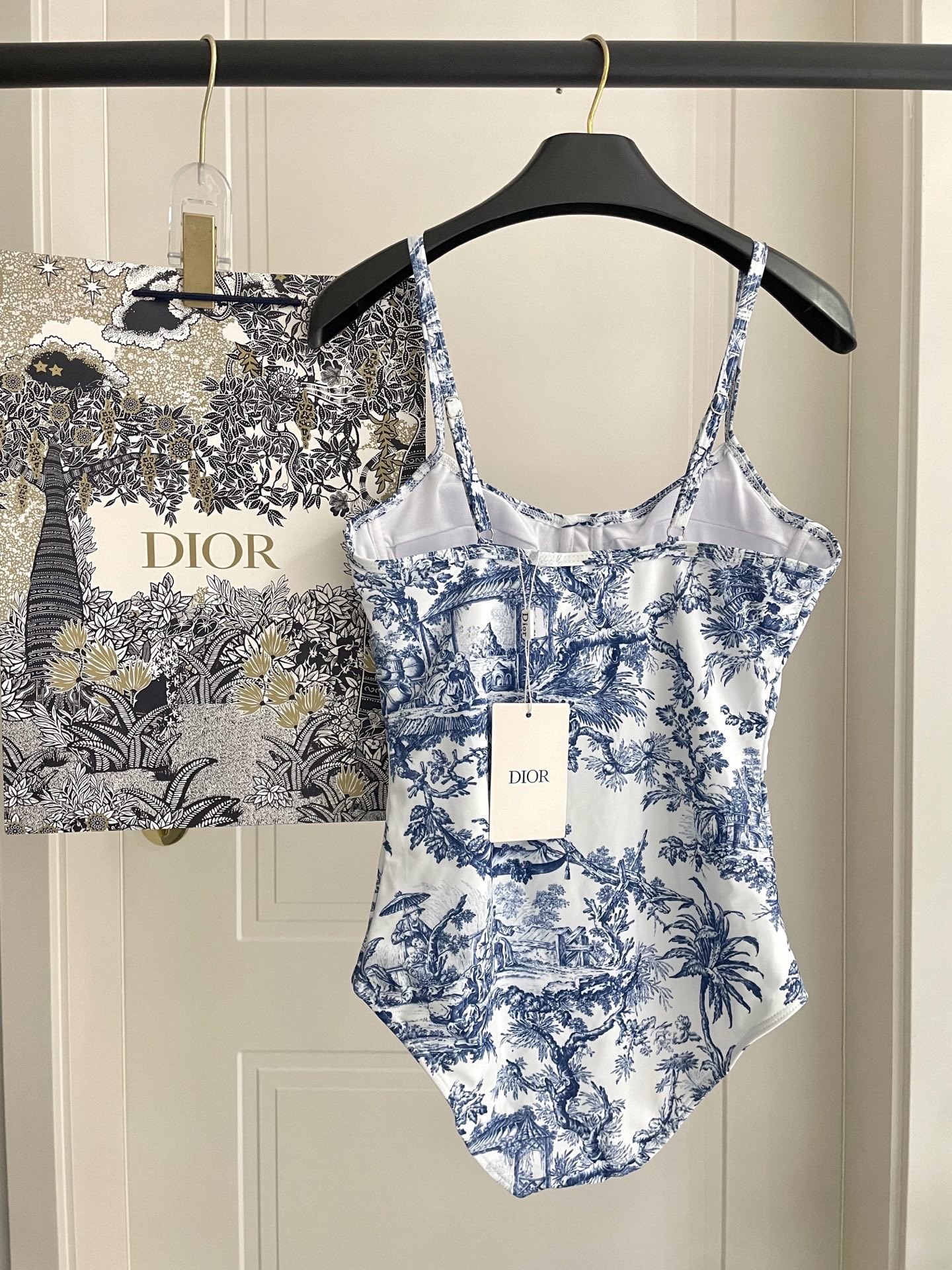 迪奥新款泳衣2件套 😍🥰适合多种场景的游泳衣🏊‍♀️海边 游泳池 温泉 水上乐园 漂流都可以😌内搭也完全