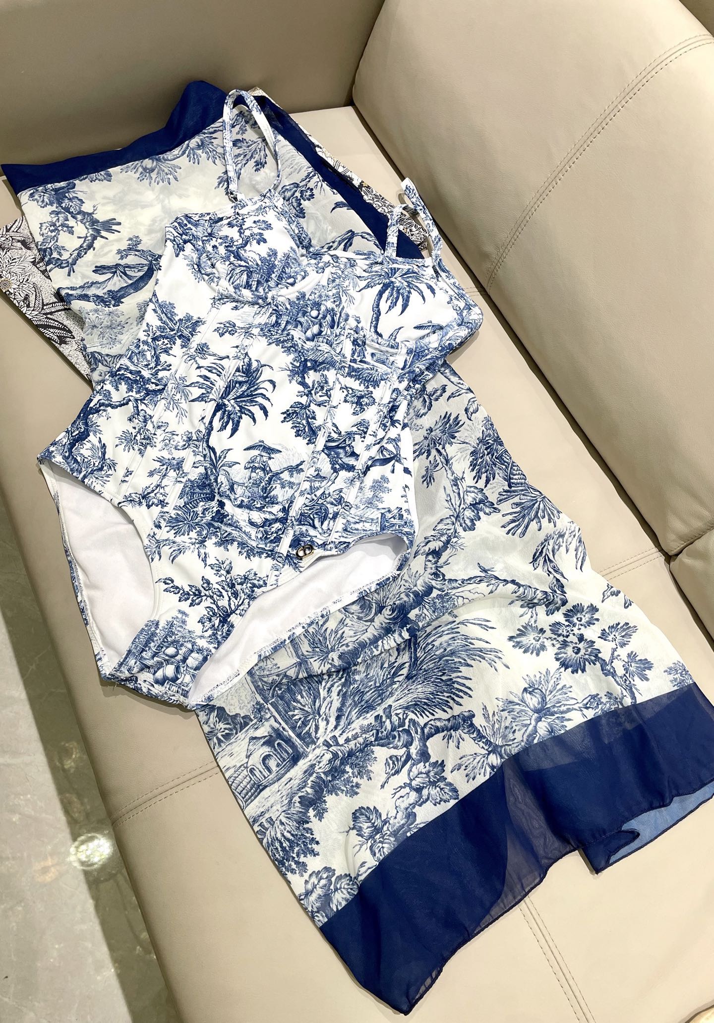 迪奥新款泳衣2件套 😍🥰适合多种场景的游泳衣🏊‍♀️海边 游泳池 温泉 水上乐园 漂流都可以😌内搭也完全