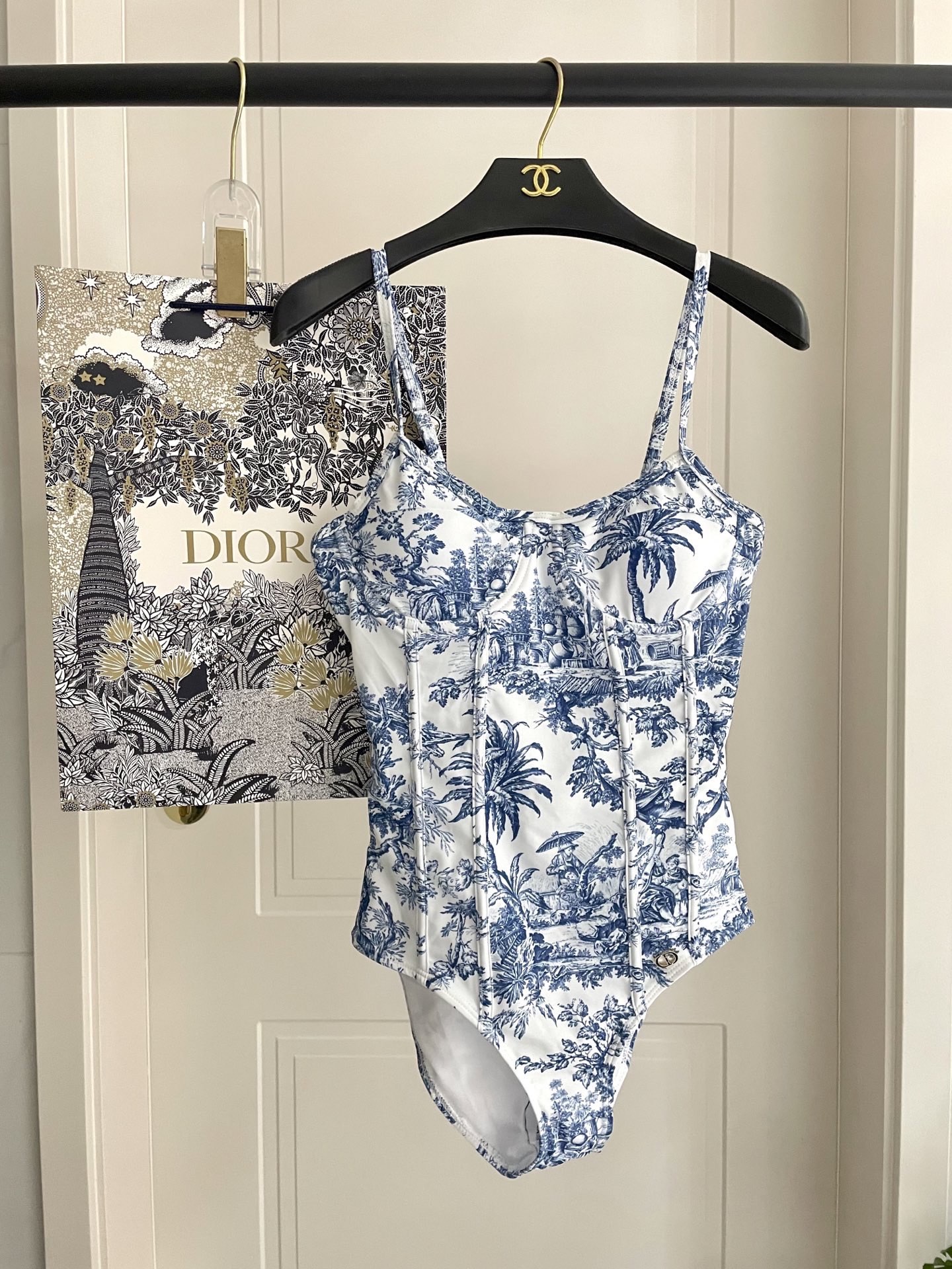 迪奥新款泳衣2件套 😍🥰适合多种场景的游泳衣🏊‍♀️海边 游泳池 温泉 水上乐园 漂流都可以😌内搭也完全