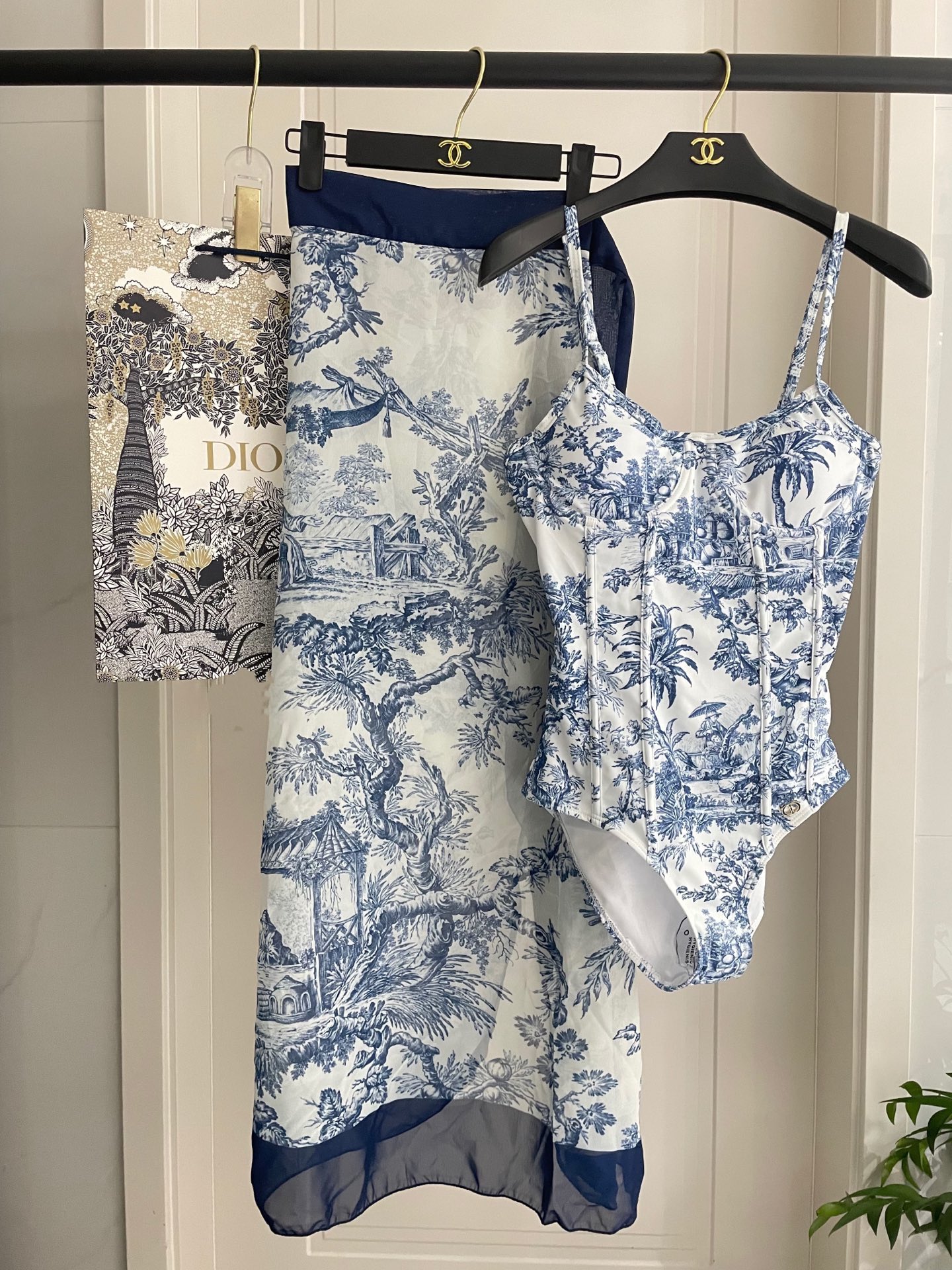 迪奥新款泳衣2件套 😍🥰适合多种场景的游泳衣🏊‍♀️海边 游泳池 温泉 水上乐园 漂流都可以😌内搭也完全