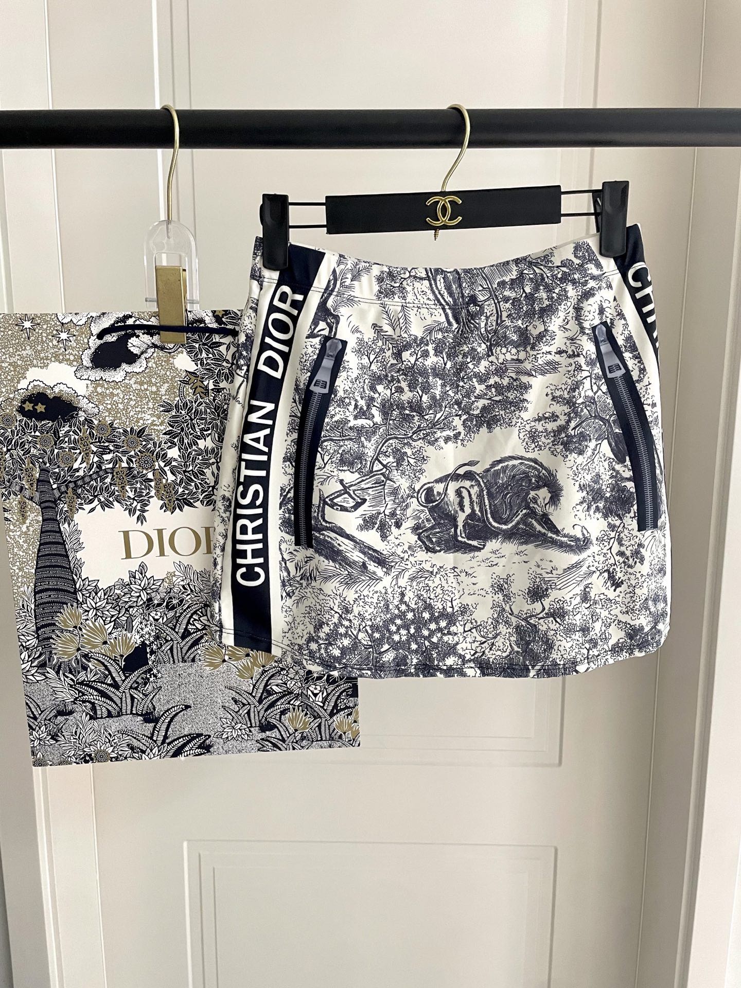 迪奥新款泳衣2件套 😍🥰适合多种场景的游泳衣🏊‍♀️海边 游泳池 温泉 水上乐园 漂流都可以😌内搭也完全