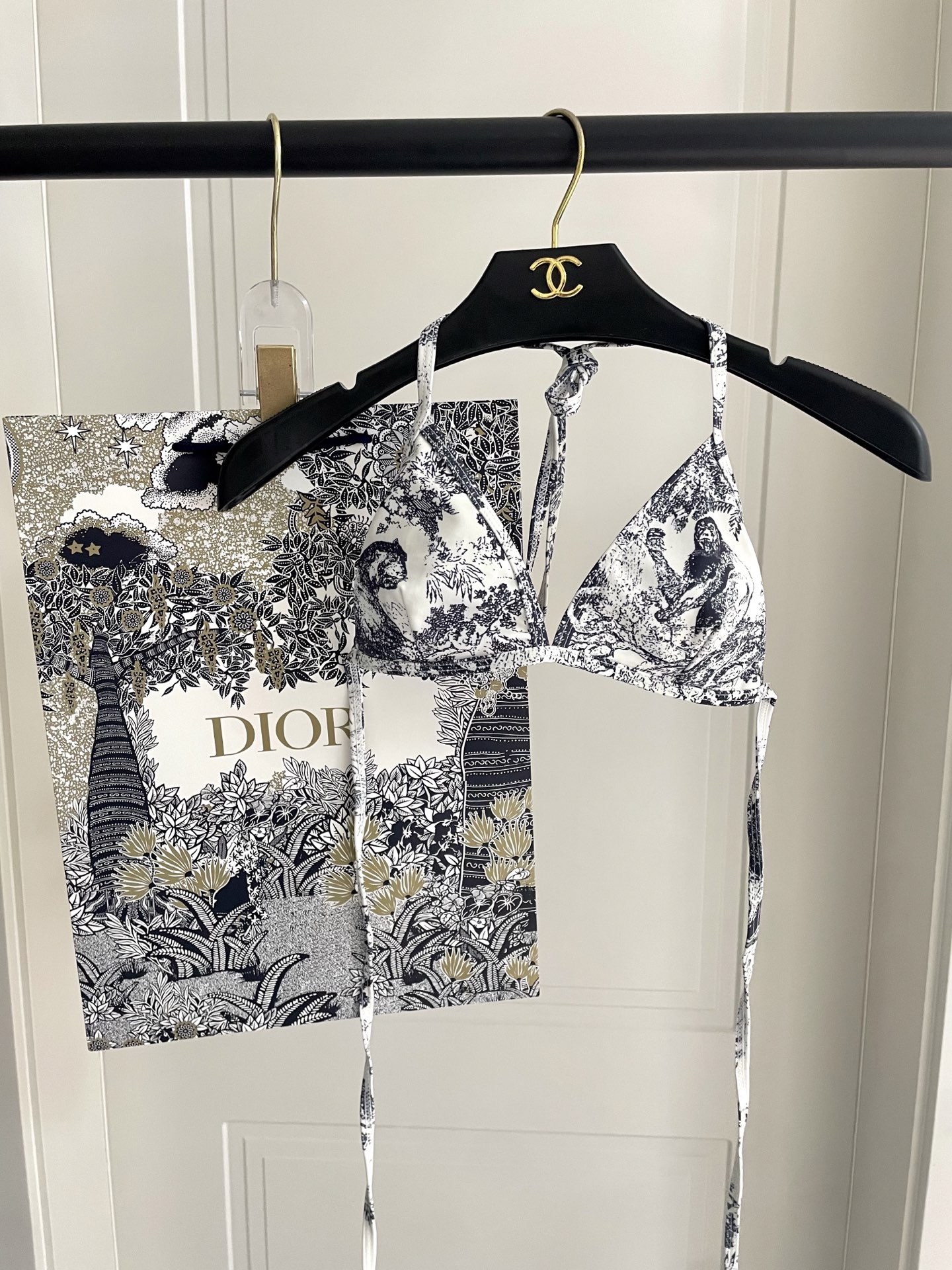 迪奥新款泳衣2件套 😍🥰适合多种场景的游泳衣🏊‍♀️海边 游泳池 温泉 水上乐园 漂流都可以😌内搭也完全