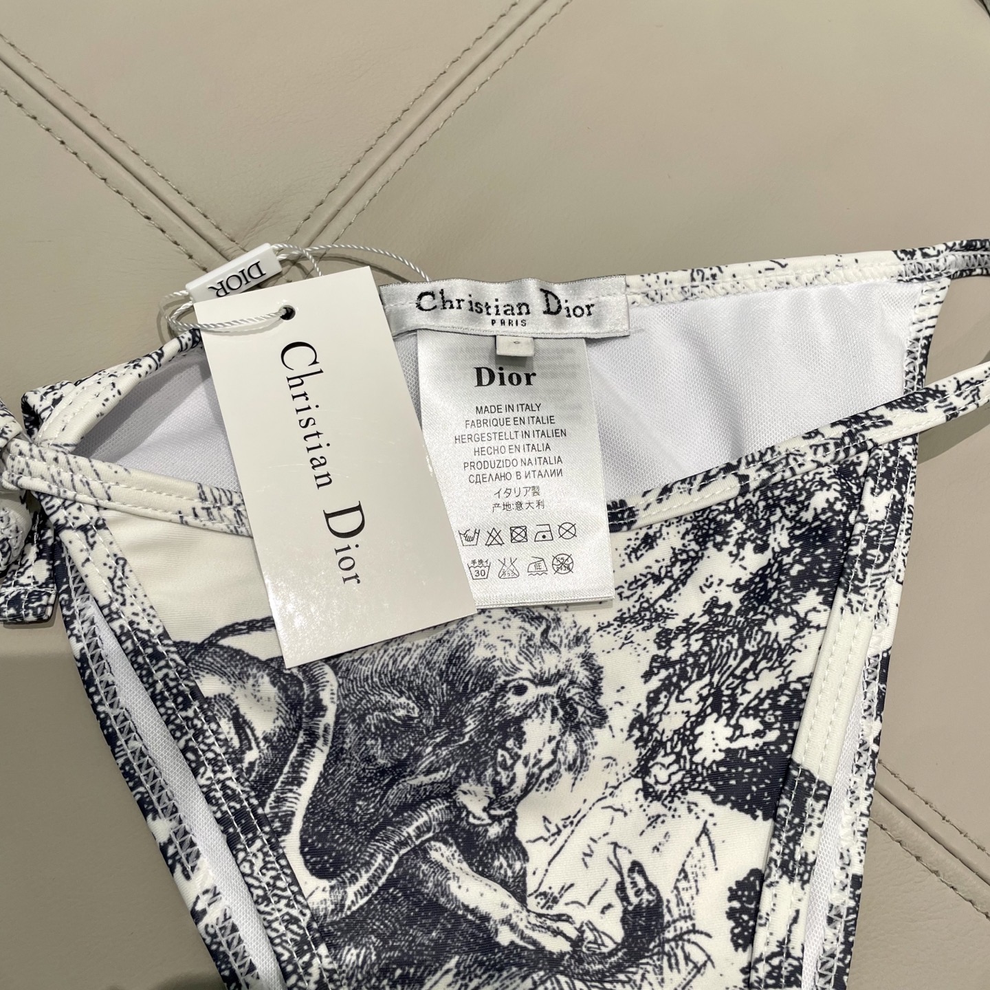 迪奥新款泳衣2件套 😍🥰适合多种场景的游泳衣🏊‍♀️海边 游泳池 温泉 水上乐园 漂流都可以😌内搭也完全