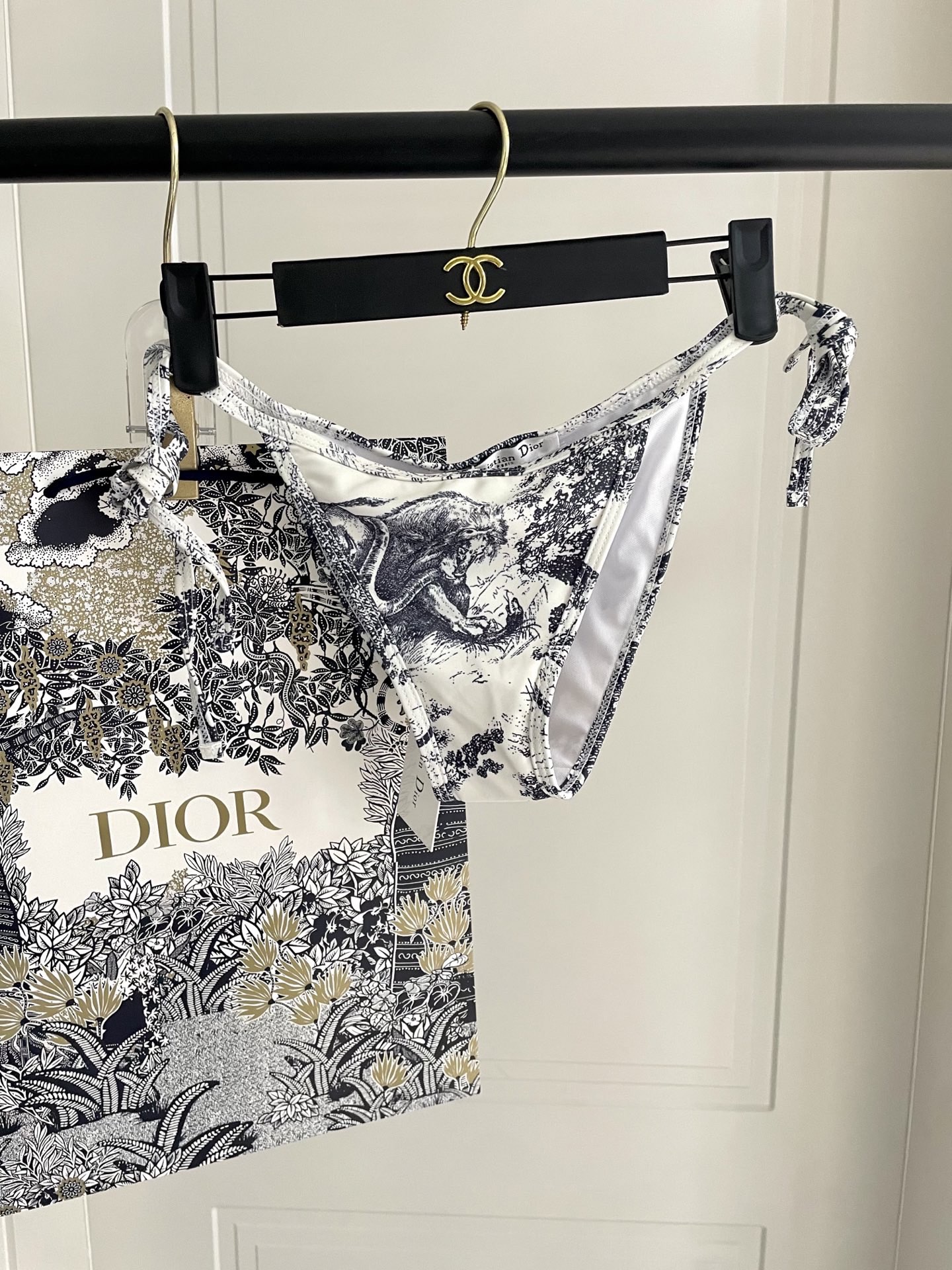 迪奥新款泳衣2件套 😍🥰适合多种场景的游泳衣🏊‍♀️海边 游泳池 温泉 水上乐园 漂流都可以😌内搭也完全