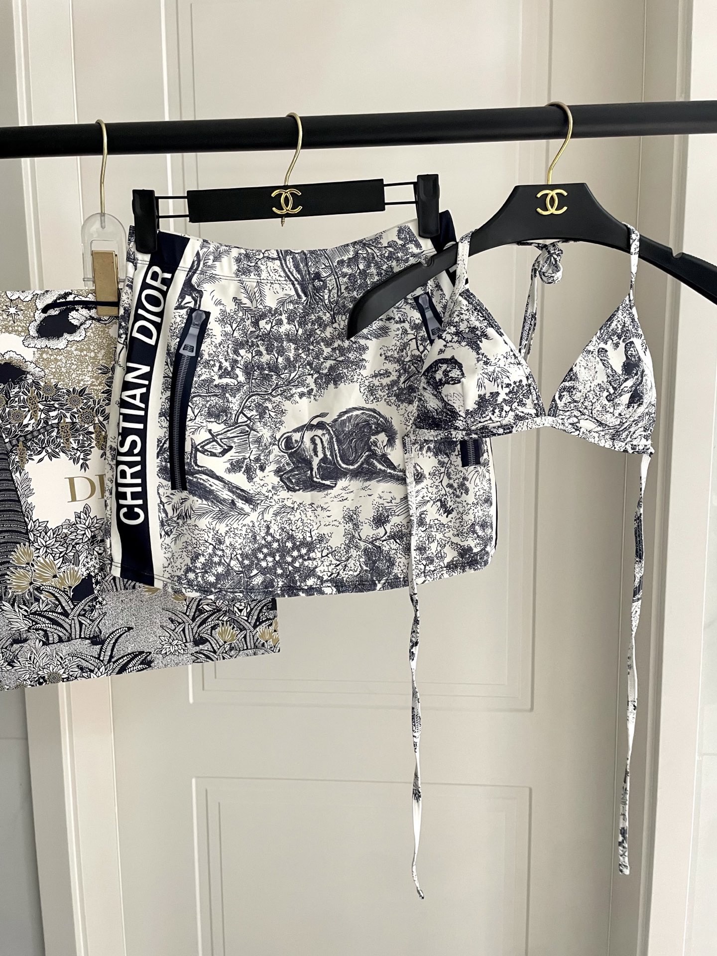 迪奥新款泳衣2件套 😍🥰适合多种场景的游泳衣🏊‍♀️海边 游泳池 温泉 水上乐园 漂流都可以😌内搭也完全