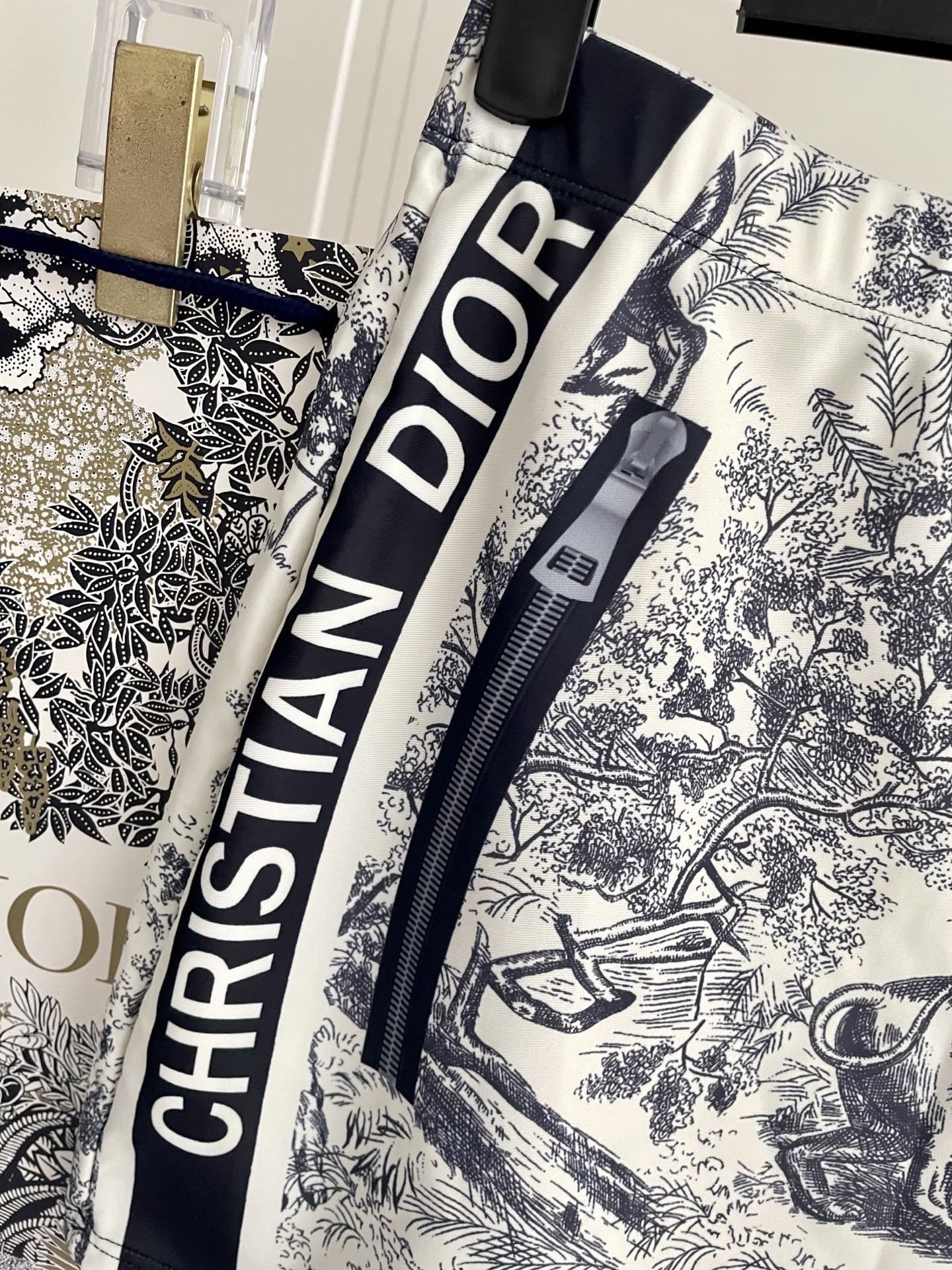 迪奥新款泳衣2件套 😍🥰适合多种场景的游泳衣🏊‍♀️海边 游泳池 温泉 水上乐园 漂流都可以😌内搭也完全