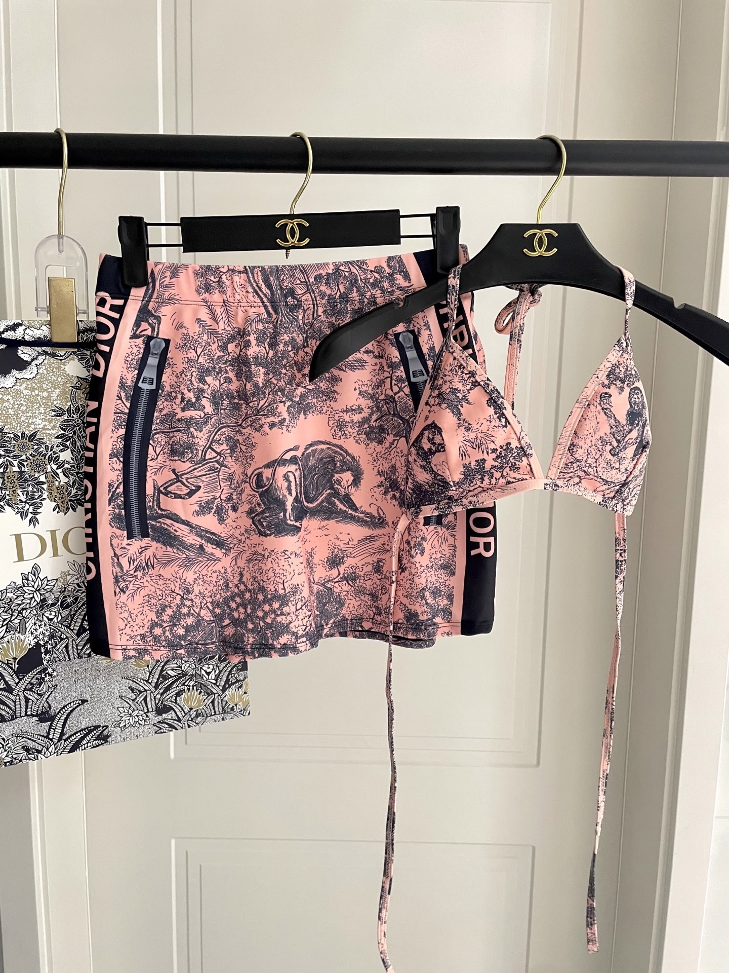 迪奥新款泳衣2件套 😍🥰适合多种场景的游泳衣🏊‍♀️海边 游泳池 温泉 水上乐园 漂流都可以😌内搭也完全