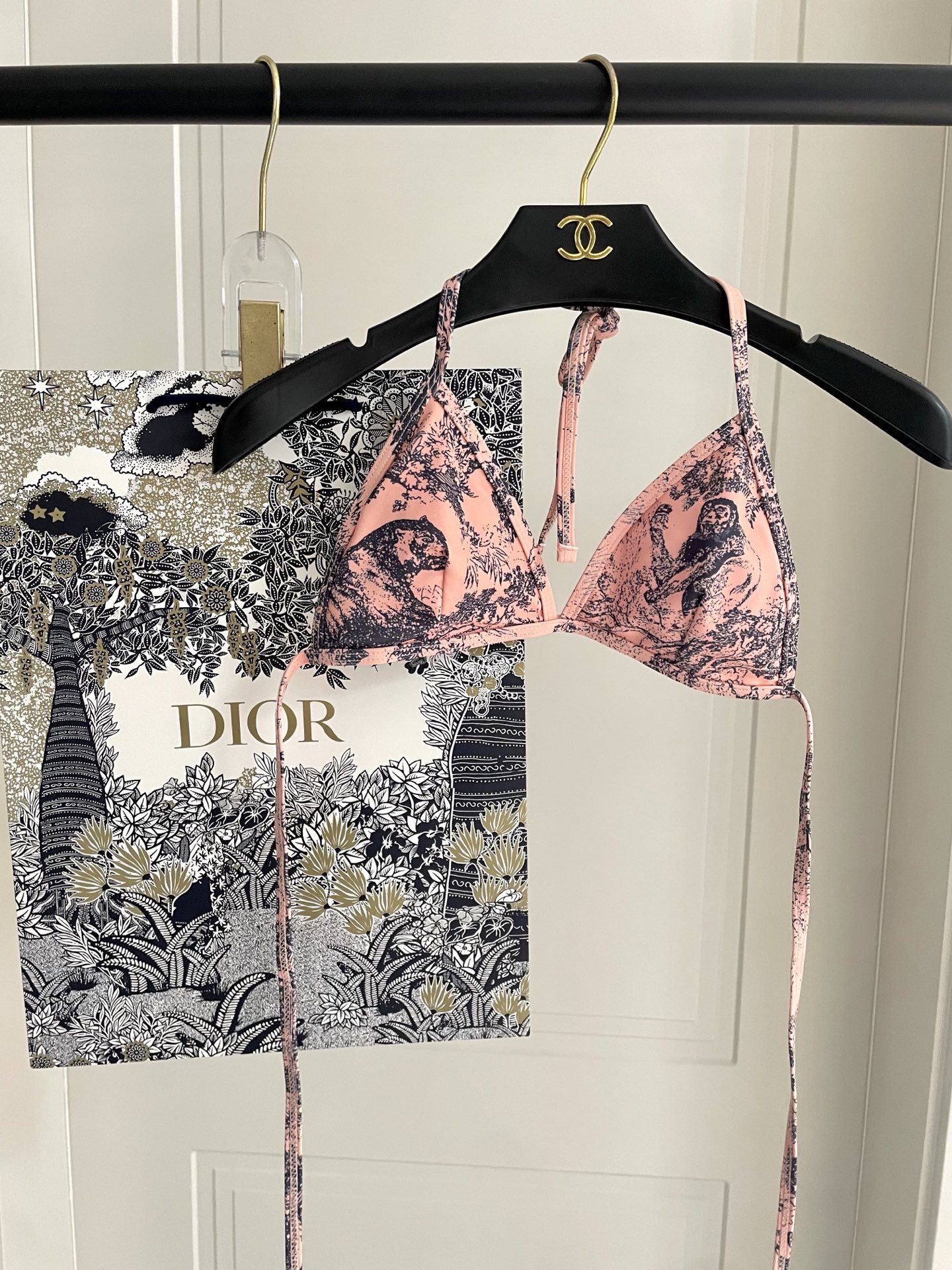 迪奥新款泳衣2件套 😍🥰适合多种场景的游泳衣🏊‍♀️海边 游泳池 温泉 水上乐园 漂流都可以😌内搭也完全