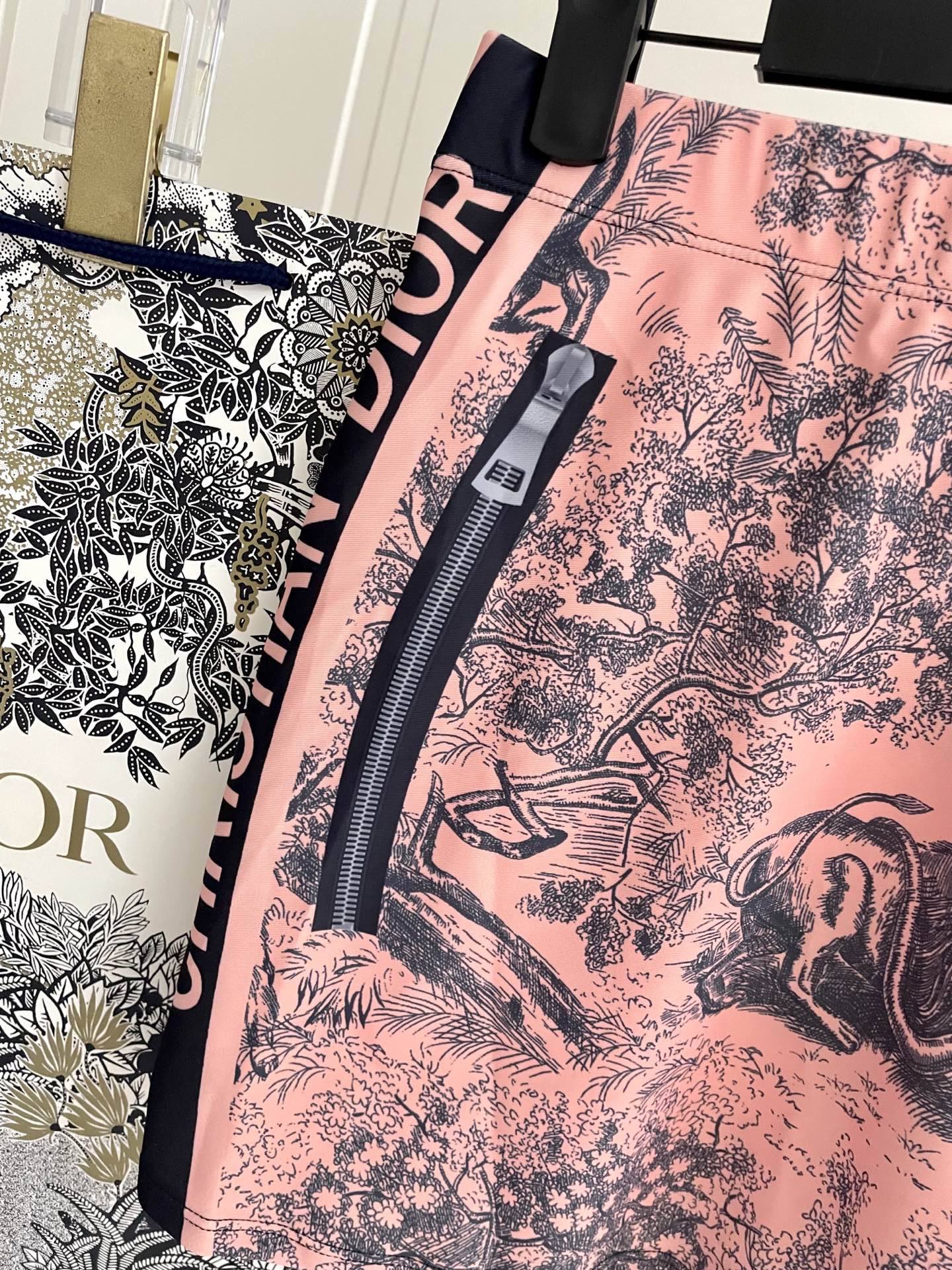 迪奥新款泳衣2件套 😍🥰适合多种场景的游泳衣🏊‍♀️海边 游泳池 温泉 水上乐园 漂流都可以😌内搭也完全