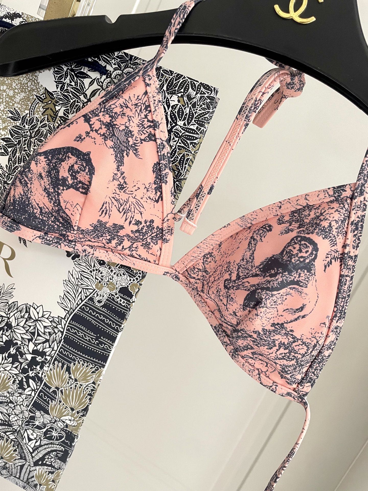 迪奥新款泳衣2件套 😍🥰适合多种场景的游泳衣🏊‍♀️海边 游泳池 温泉 水上乐园 漂流都可以😌内搭也完全