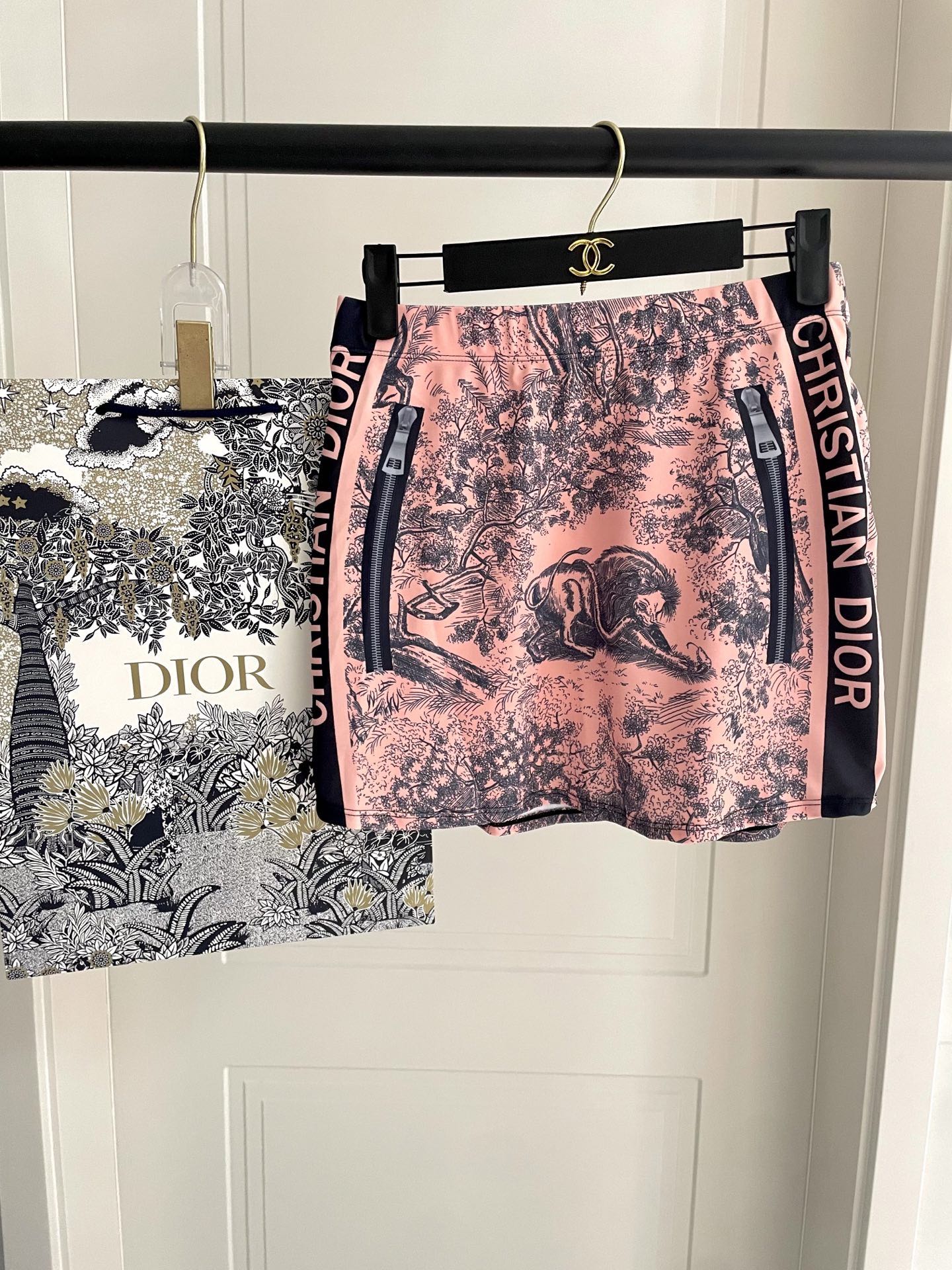 迪奥新款泳衣2件套 😍🥰适合多种场景的游泳衣🏊‍♀️海边 游泳池 温泉 水上乐园 漂流都可以😌内搭也完全