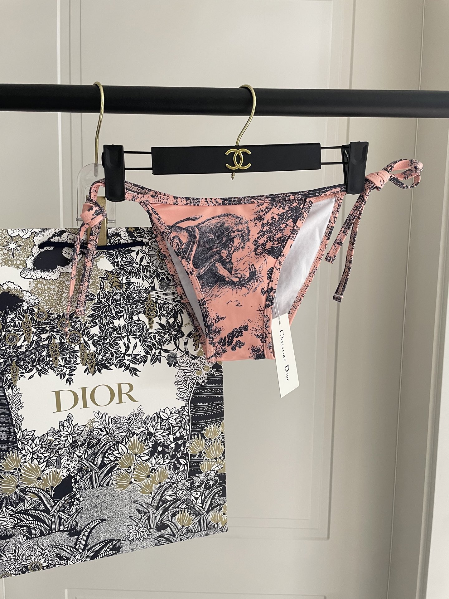 迪奥新款泳衣2件套 😍🥰适合多种场景的游泳衣🏊‍♀️海边 游泳池 温泉 水上乐园 漂流都可以😌内搭也完全