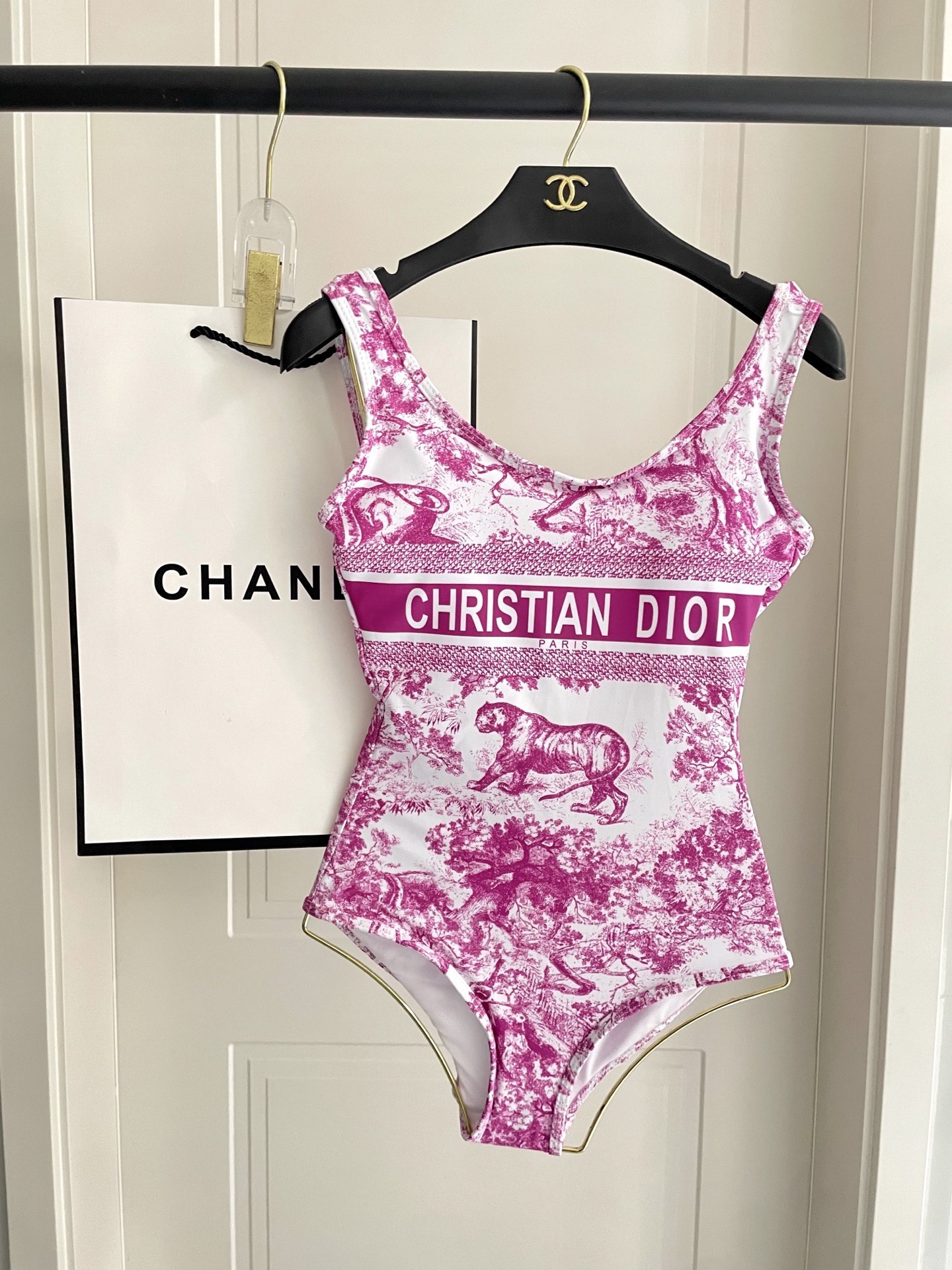 Dior字母新款连体式泳衣👙❤️😍🥰适合多种场景的游泳衣🏊‍♀️海边 游泳池 温泉 水上乐园 漂流都可以
