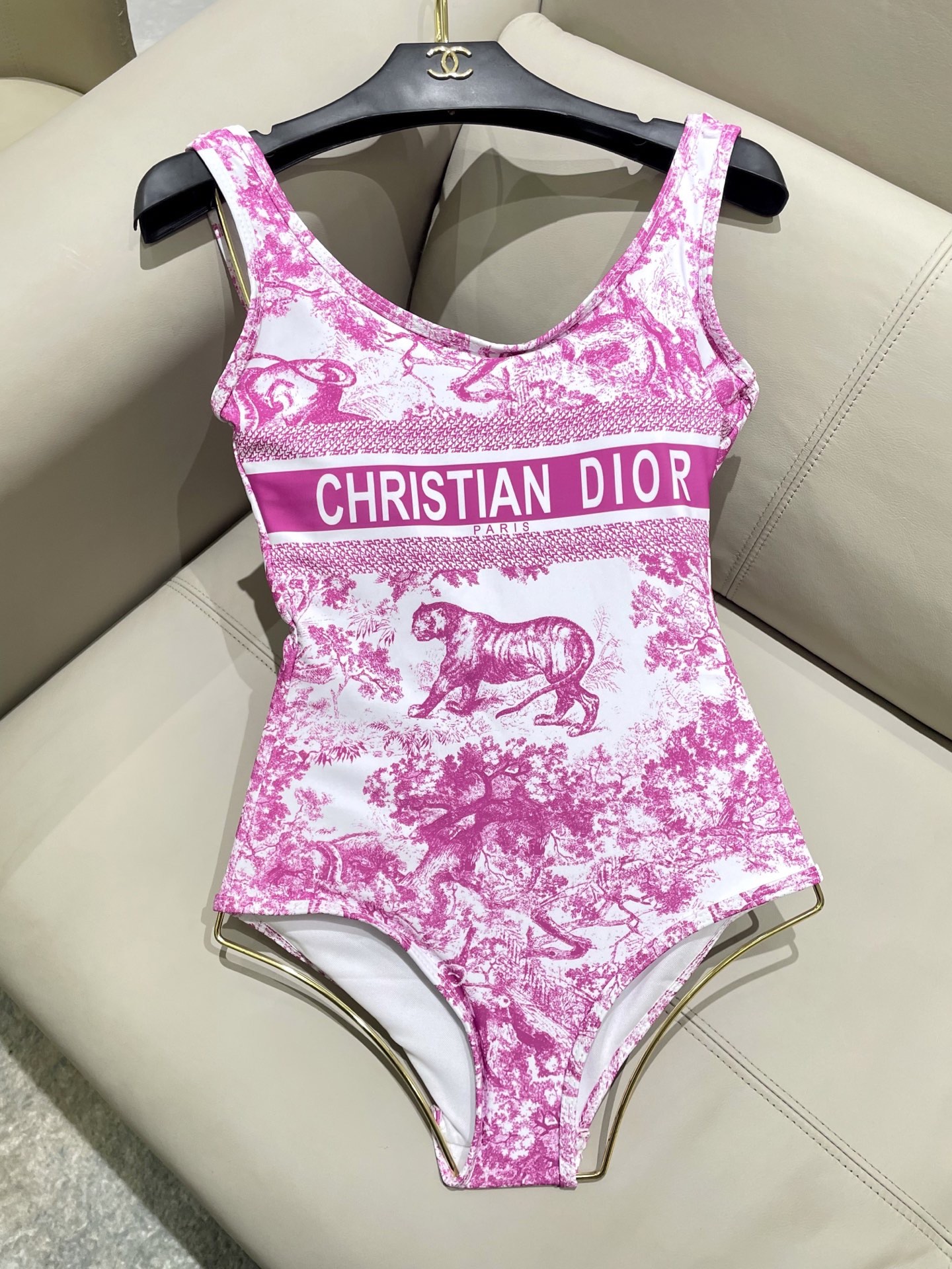 Dior字母新款连体式泳衣👙❤️😍🥰适合多种场景的游泳衣🏊‍♀️海边 游泳池 温泉 水上乐园 漂流都可以