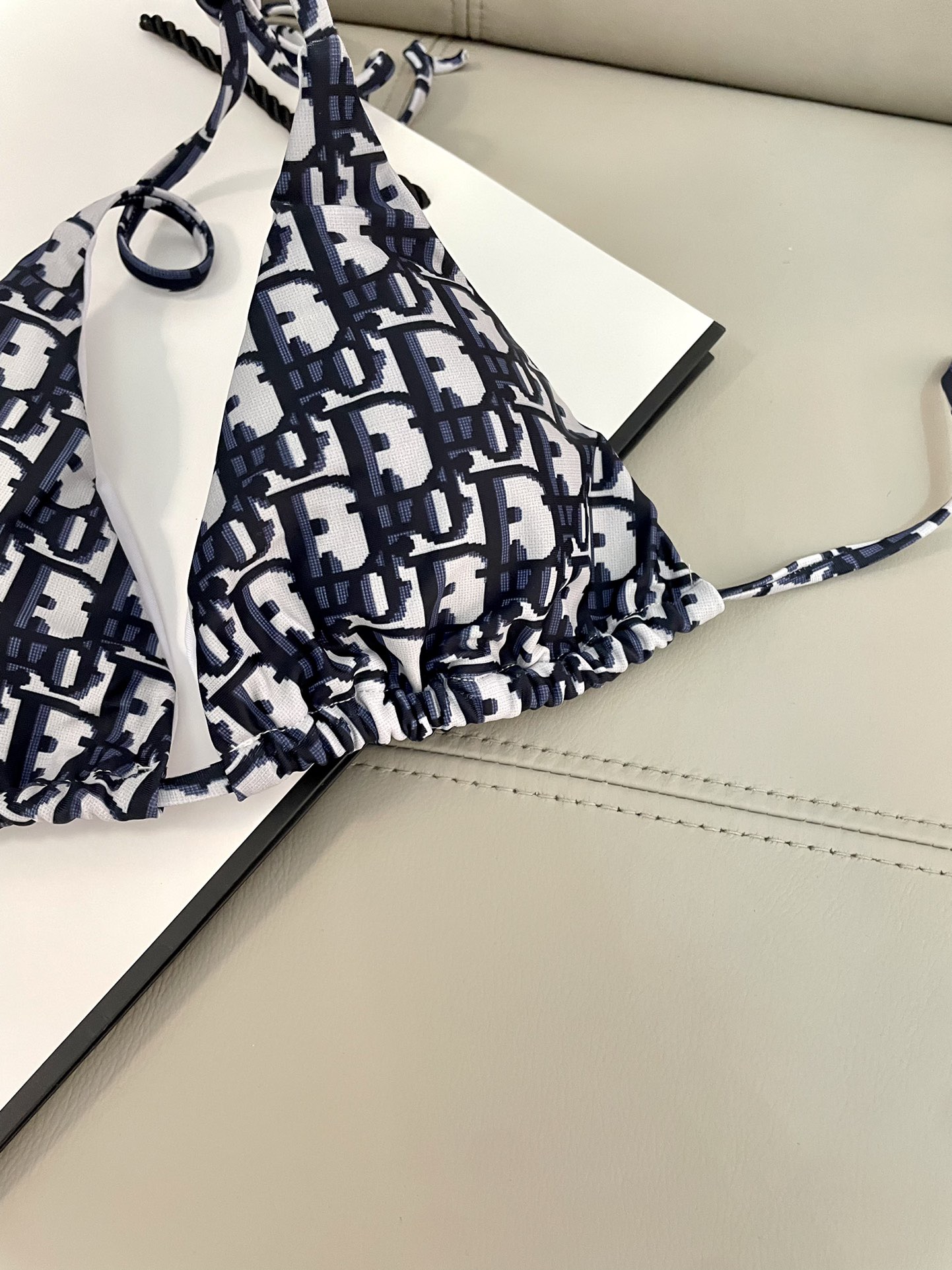 迪奥比基尼😍🥰适合多种场景的游泳衣🏊‍♀️海边 游泳池 温泉 水上乐园 漂流都可以😌内搭也完全可以 连体