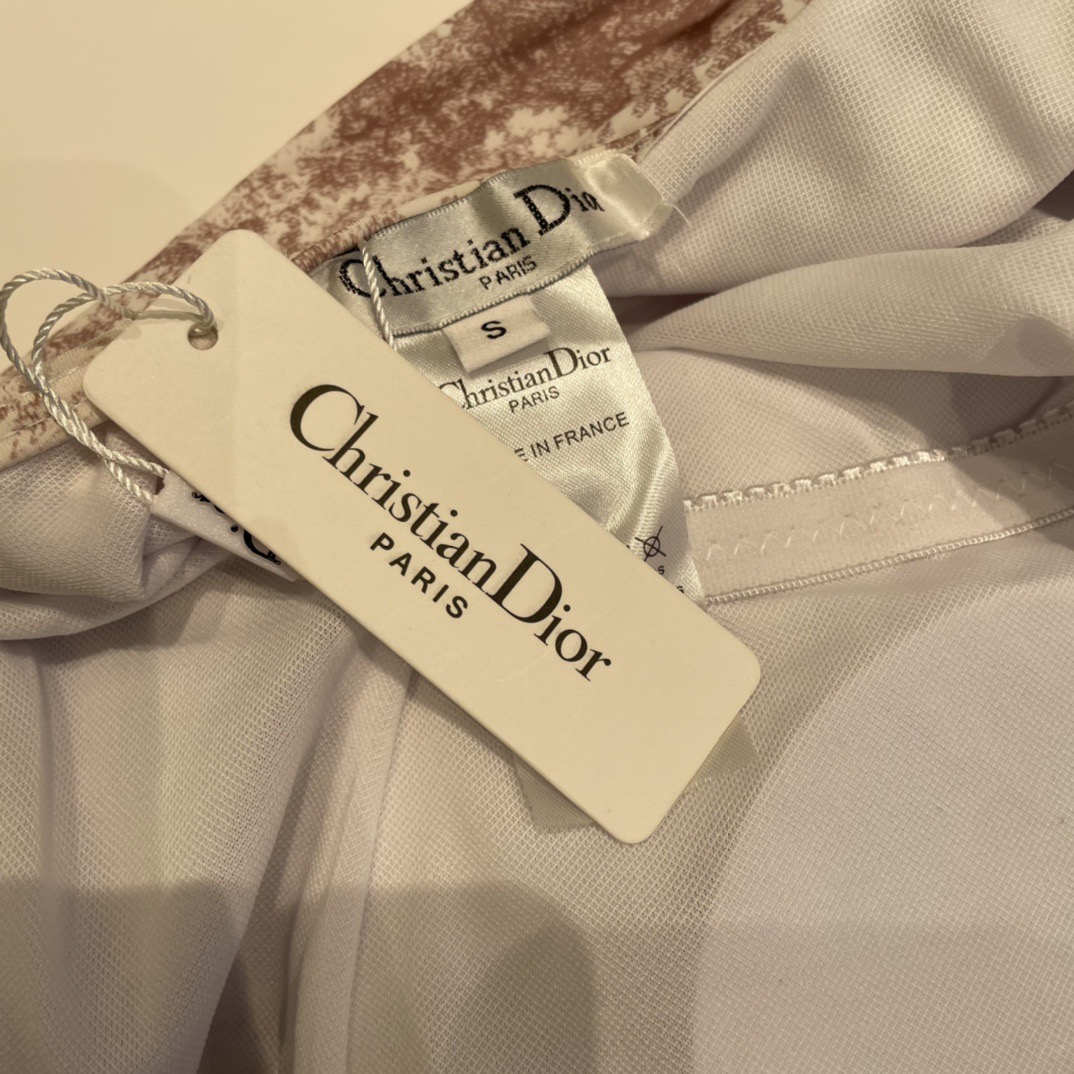 迪奥连体😍🥰适合多种场景的游泳衣🏊‍♀️海边 游泳池 温泉 水上乐园 漂流都可以😌内搭也完全可以 连体设