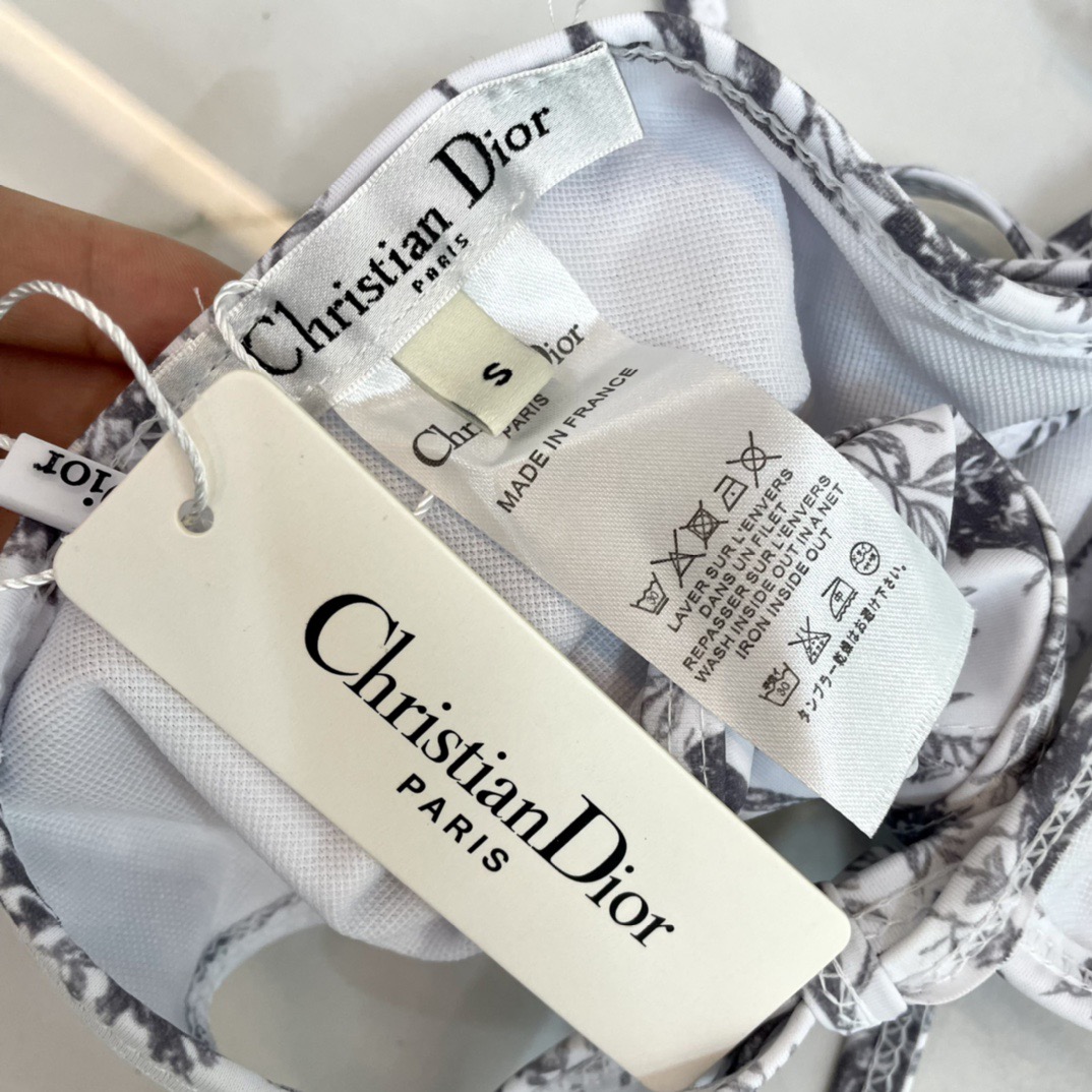 迪奥连体😍🥰适合多种场景的游泳衣🏊‍♀️海边 游泳池 温泉 水上乐园 漂流都可以😌内搭也完全可以 连体设