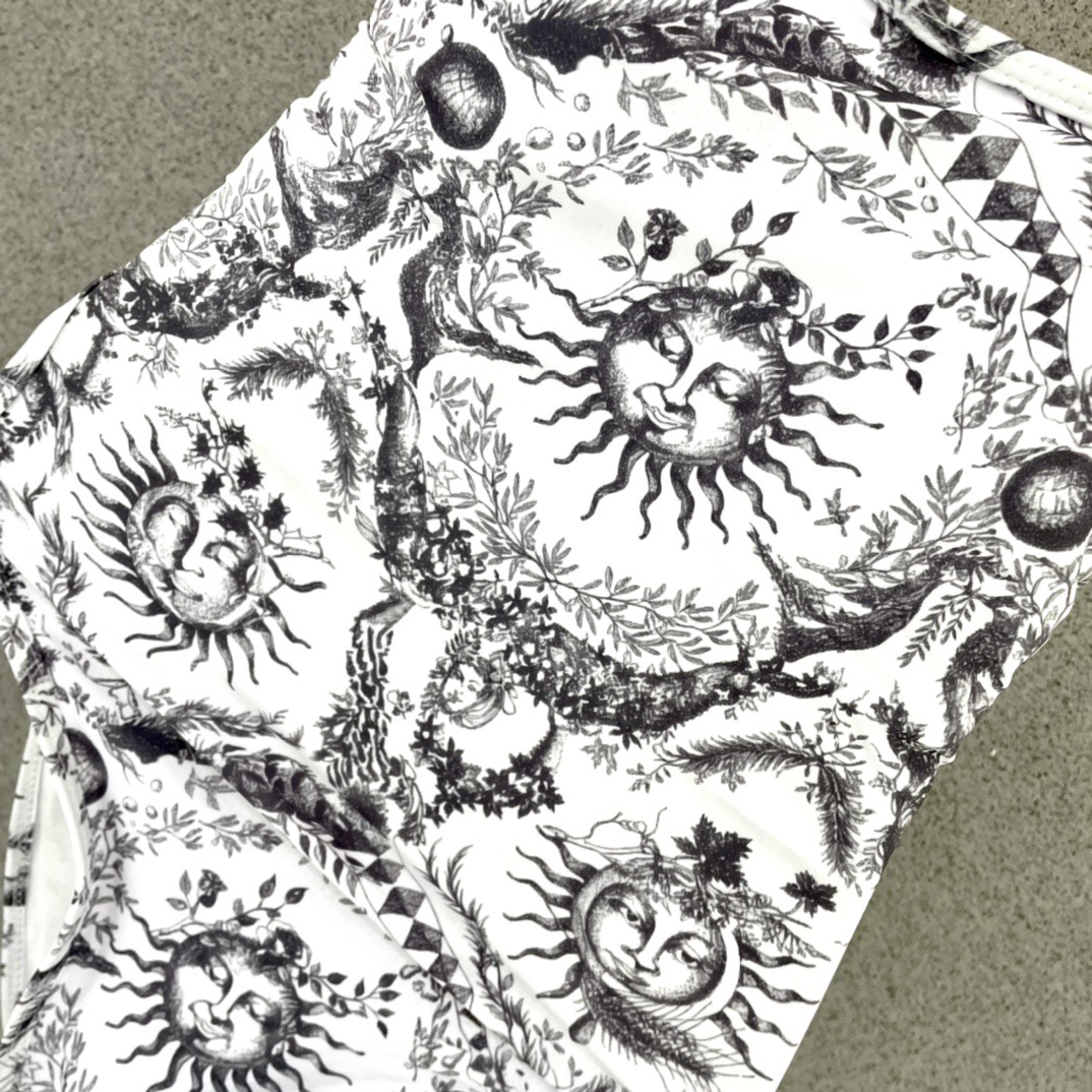 迪奥连体😍🥰适合多种场景的游泳衣🏊‍♀️海边 游泳池 温泉 水上乐园 漂流都可以😌内搭也完全可以 连体设