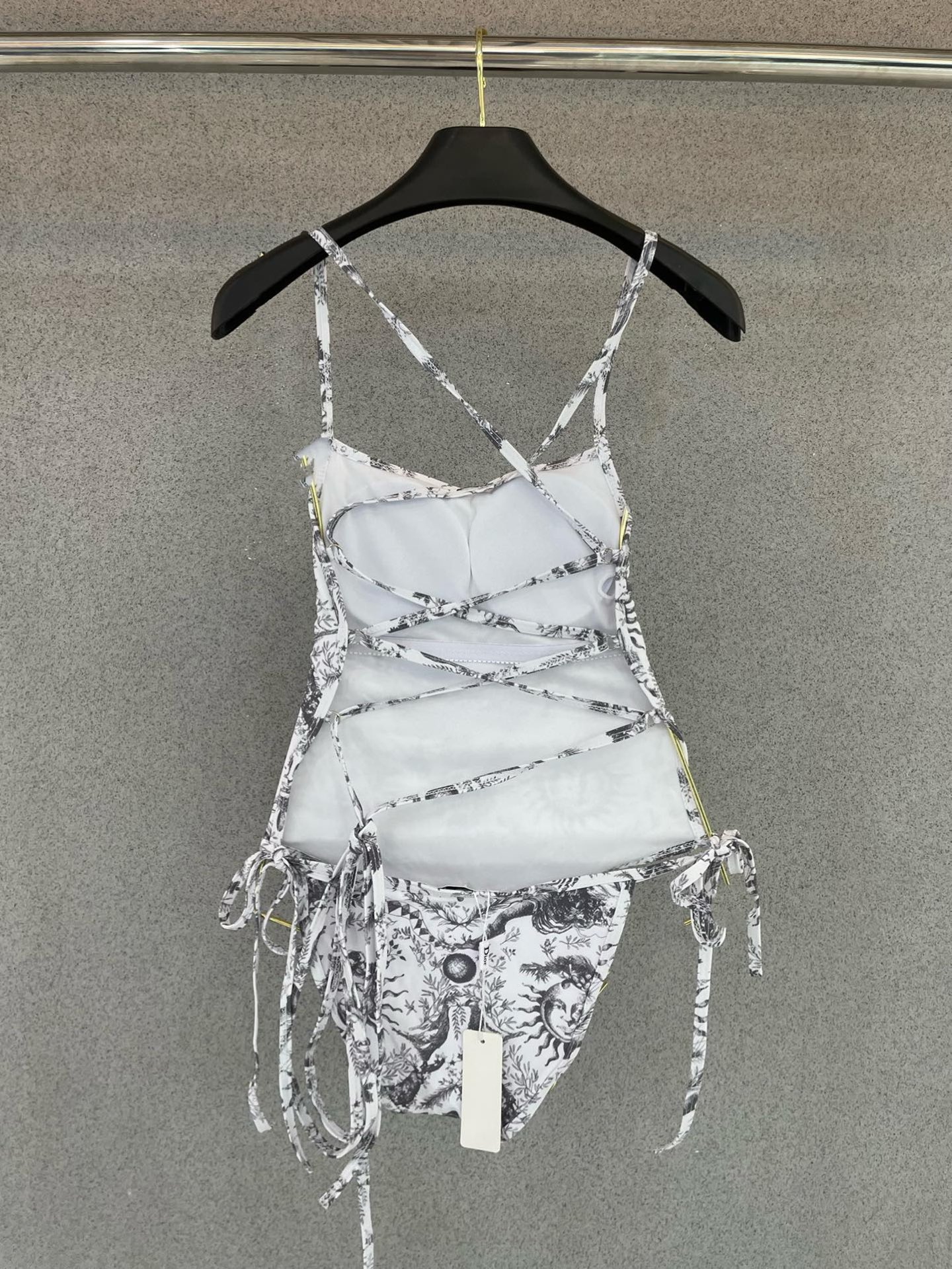 迪奥连体😍🥰适合多种场景的游泳衣🏊‍♀️海边 游泳池 温泉 水上乐园 漂流都可以😌内搭也完全可以 连体设