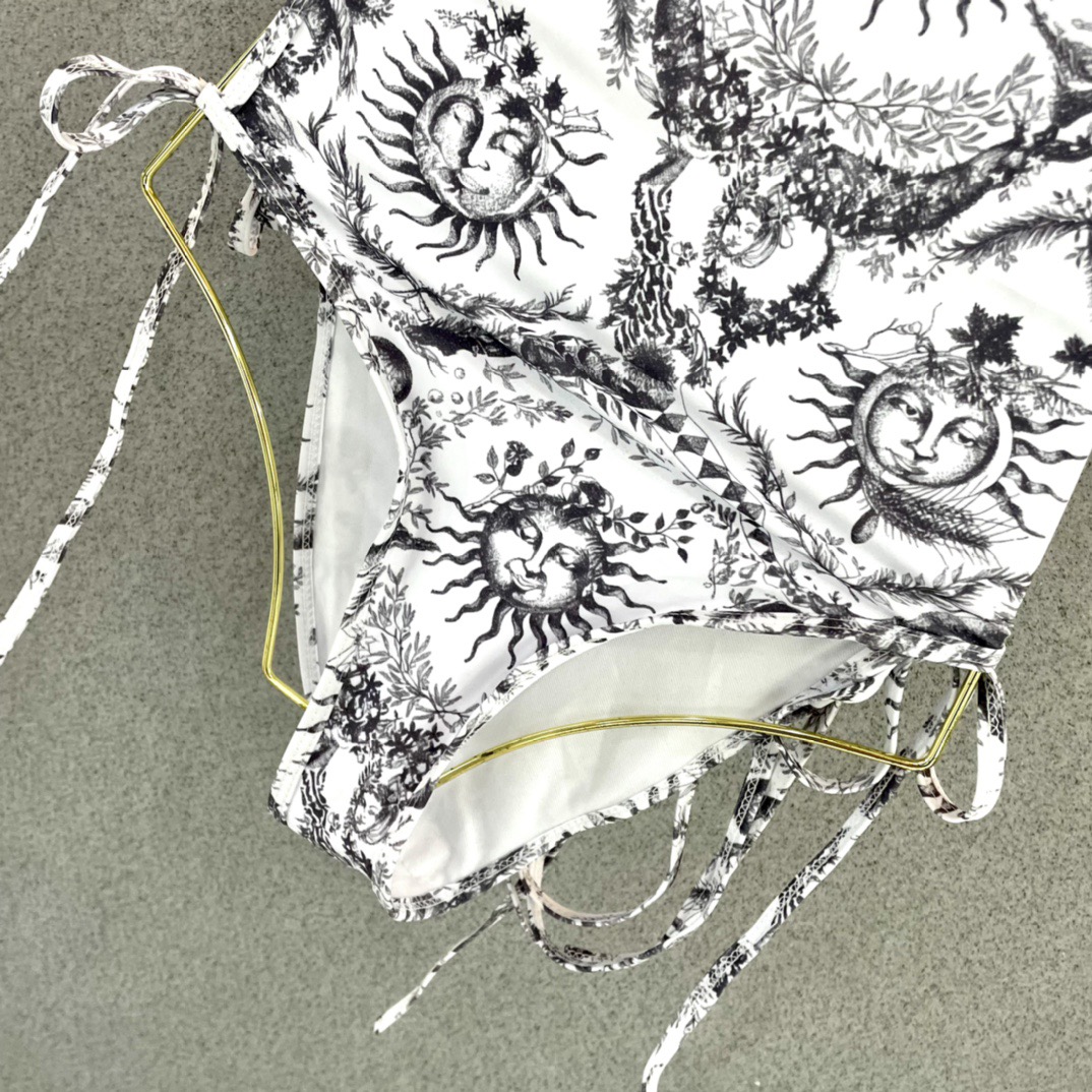 迪奥连体😍🥰适合多种场景的游泳衣🏊‍♀️海边 游泳池 温泉 水上乐园 漂流都可以😌内搭也完全可以 连体设