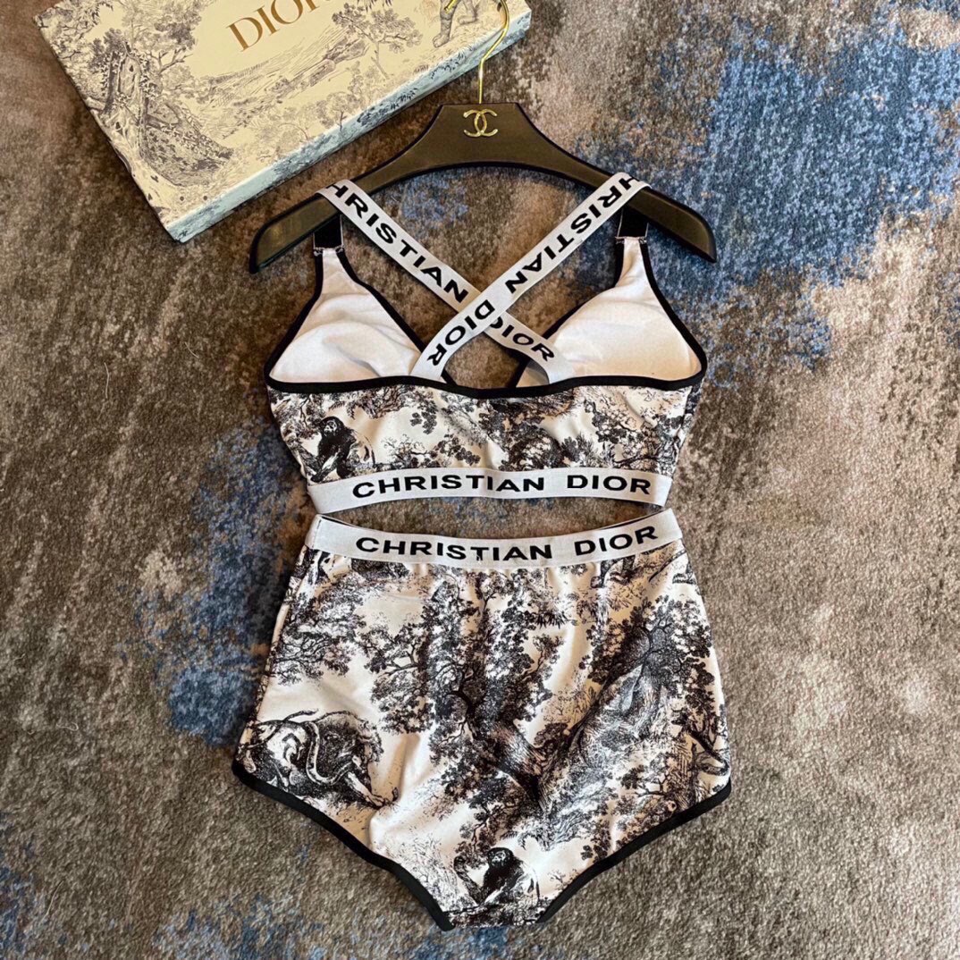 迪奥分体😍🥰适合多种场景的游泳衣🏊‍♀️海边 游泳池 温泉 水上乐园 漂流都可以😌内搭也完全可以 连体设