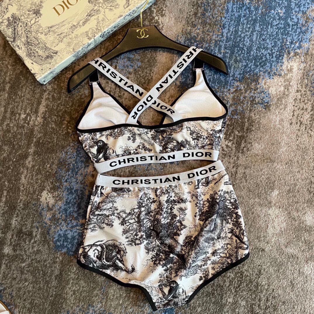 迪奥分体😍🥰适合多种场景的游泳衣🏊‍♀️海边 游泳池 温泉 水上乐园 漂流都可以😌内搭也完全可以 连体设