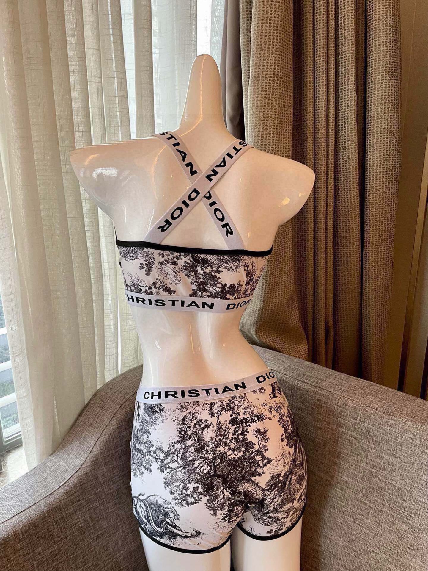 迪奥分体😍🥰适合多种场景的游泳衣🏊‍♀️海边 游泳池 温泉 水上乐园 漂流都可以😌内搭也完全可以 连体设