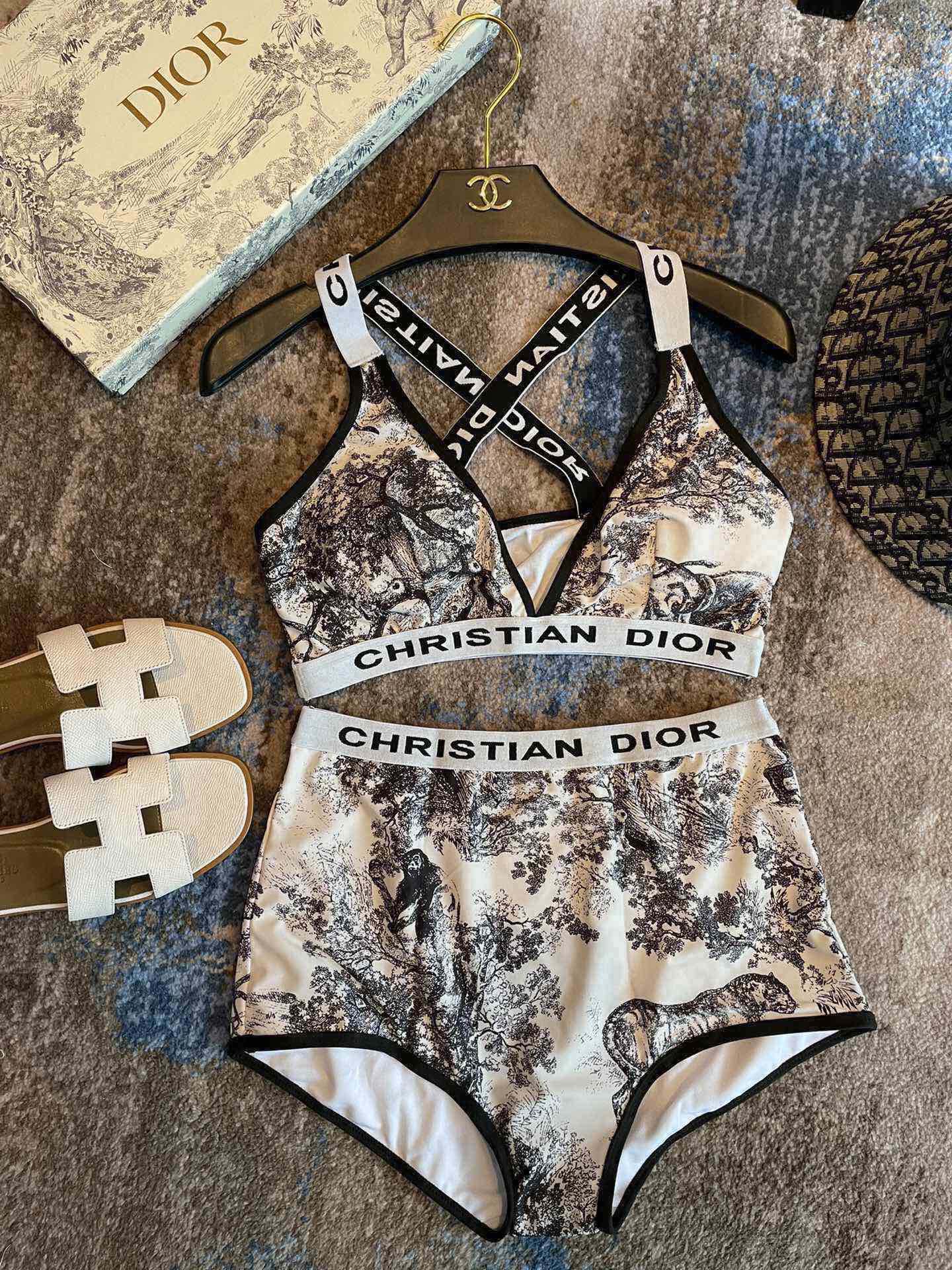 迪奥分体😍🥰适合多种场景的游泳衣🏊‍♀️海边 游泳池 温泉 水上乐园 漂流都可以😌内搭也完全可以 连体设